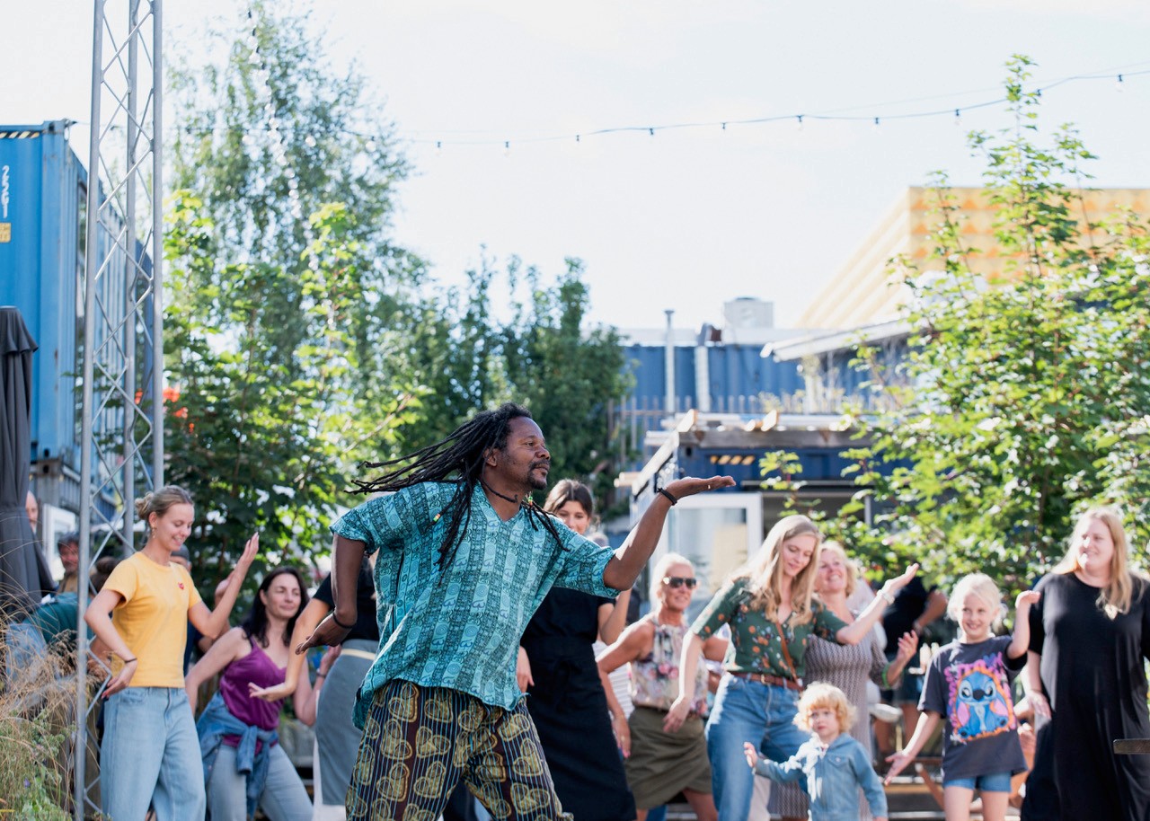 Festivalen, som både byder på music, workshops og madoplevelser, løber fra klokken 10 til 22 og garanterer underholdning for hele familien.