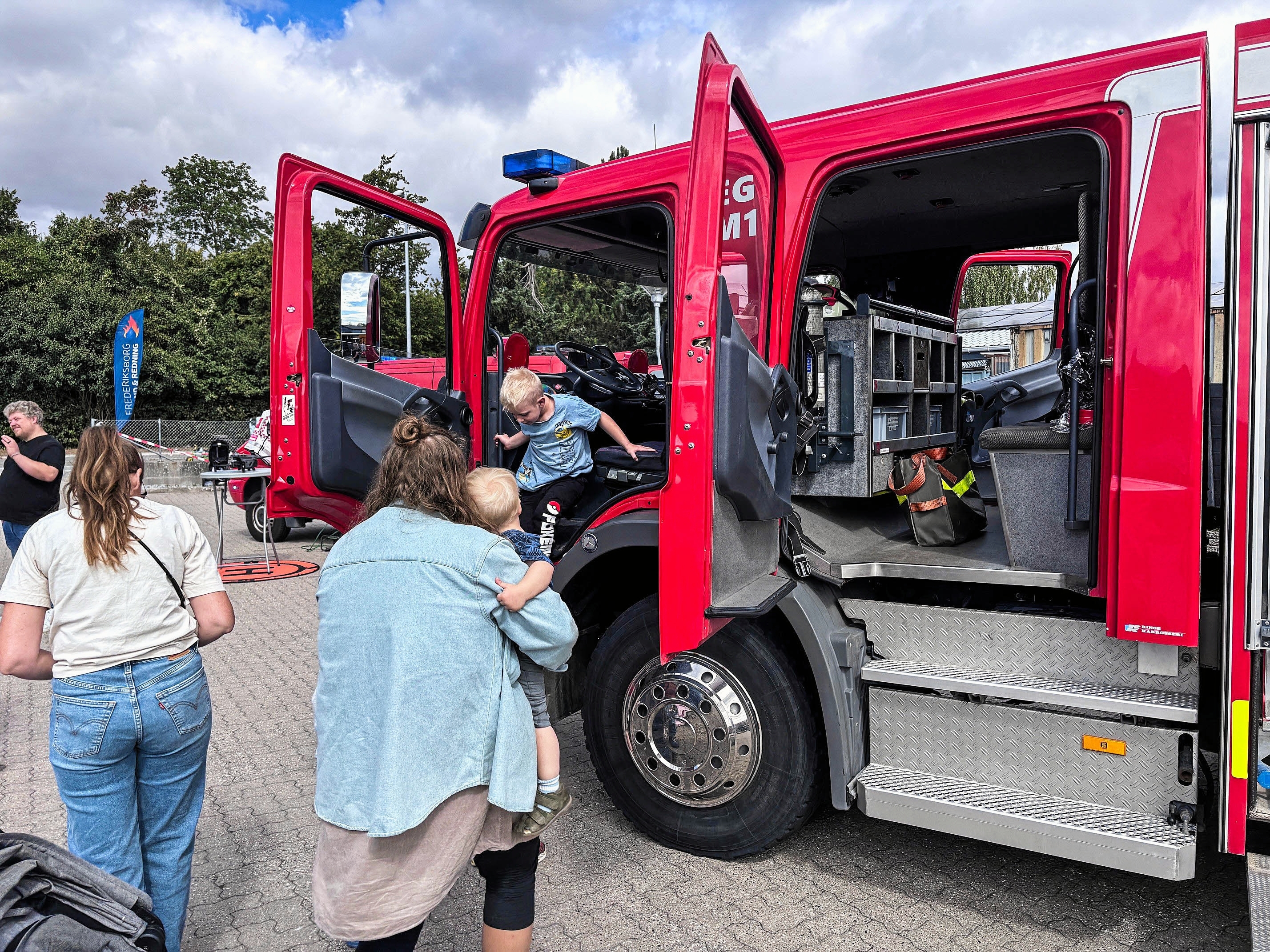 Rigtig mange børnefamilier lagde søndag vejen forbi Stenløse Brandstation, da der blev inviteret til åbent hus. Her kunne de nysgerrige gæster blandt andet komme en tur op i brandbilen og se nærmere på udstyret. - Kenneth Tanzer Rigtig mange børnefamilier lagde søndag vejen forbi Stenløse Brandstation, da der blev inviteret til åbent hus. Her kunne de nysgerrige gæster blandt andet komme en tur op i brandbilen og se nærmere på udstyret.