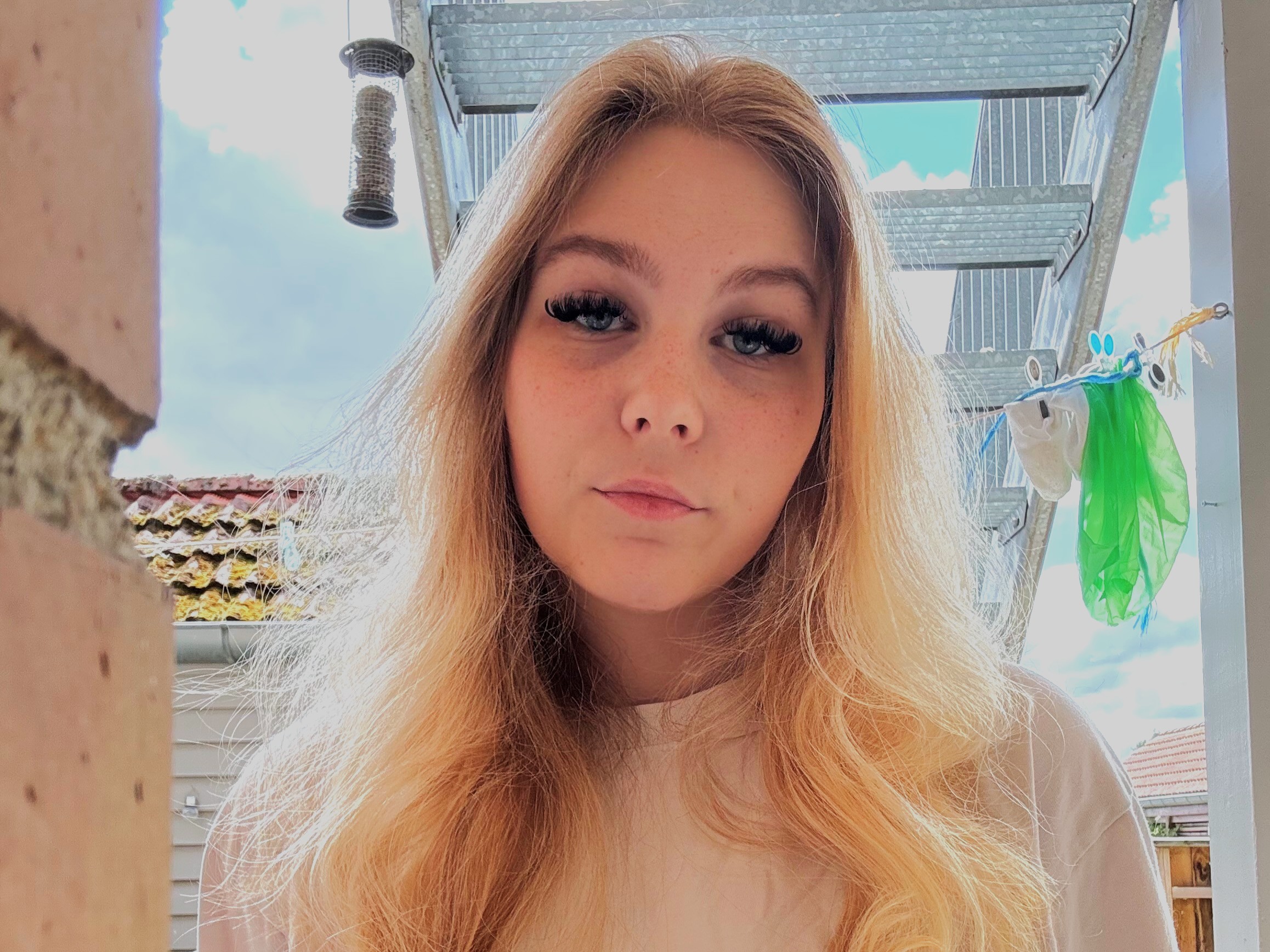 Det kommer helt bag på 19-årige Malou, at hun ikke må køre familiens bil i udlandet med sit nye kørekort.
