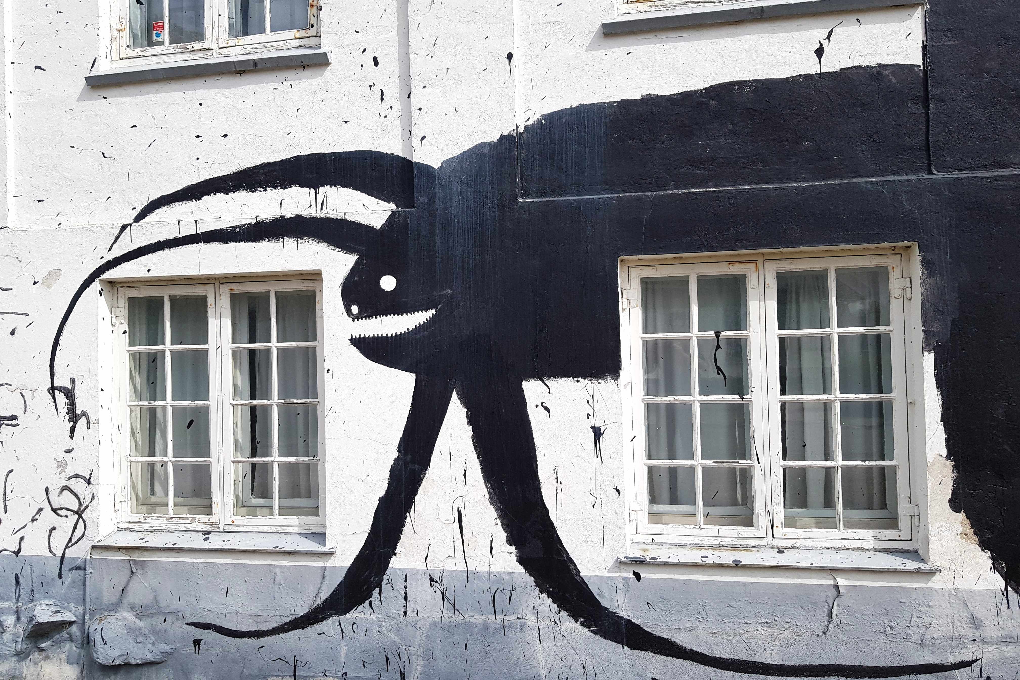 Malermester Finn Nielsen overmaler vægkunst på Odsherred Kunstmuseums hvide bygning - der er stadig et stykke vej.