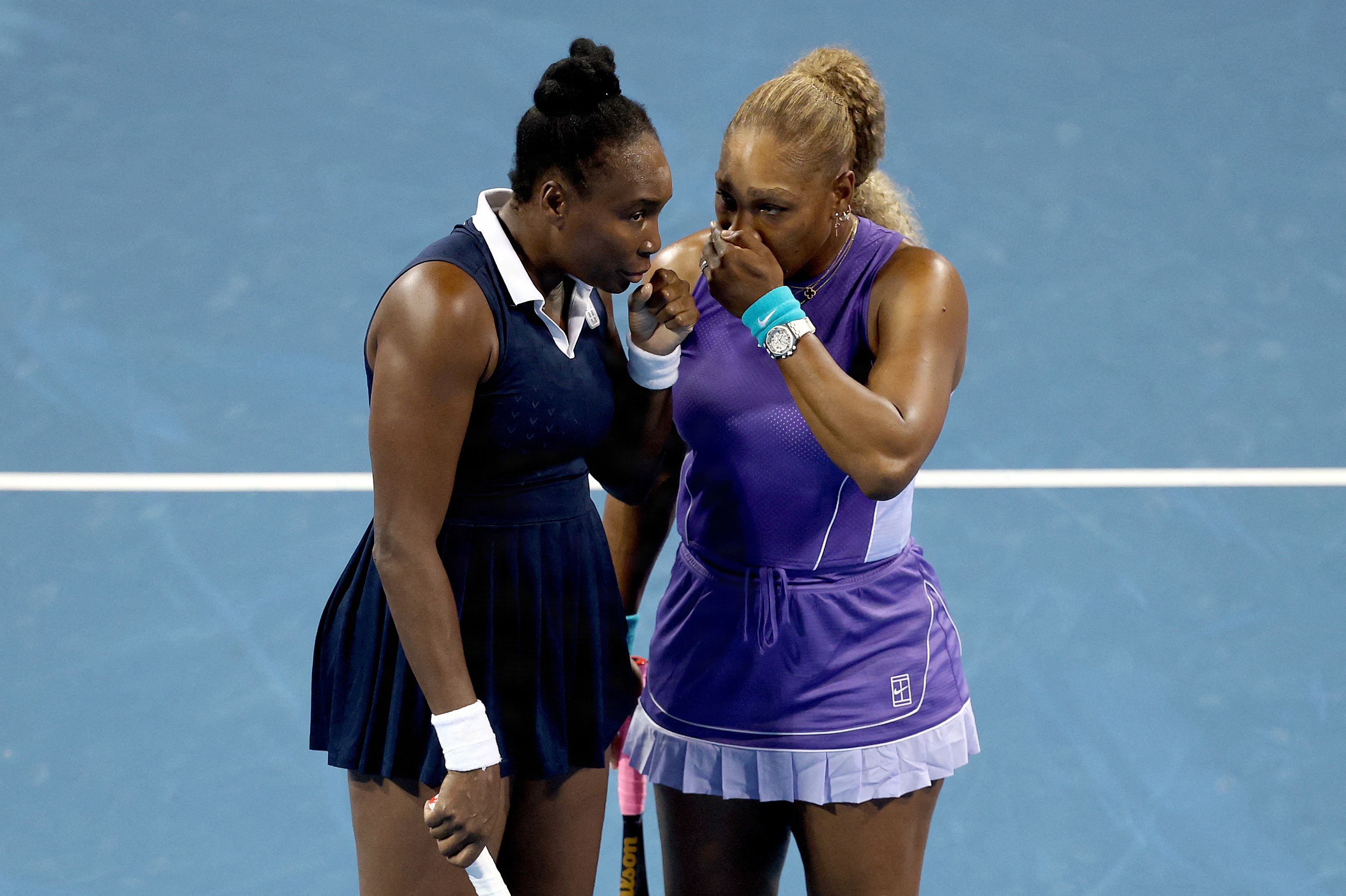 Venus Williams (til venstre) og Serena Williams (til højre) nåede 1 time og 19 minutter på banen i deres comeback som duo.