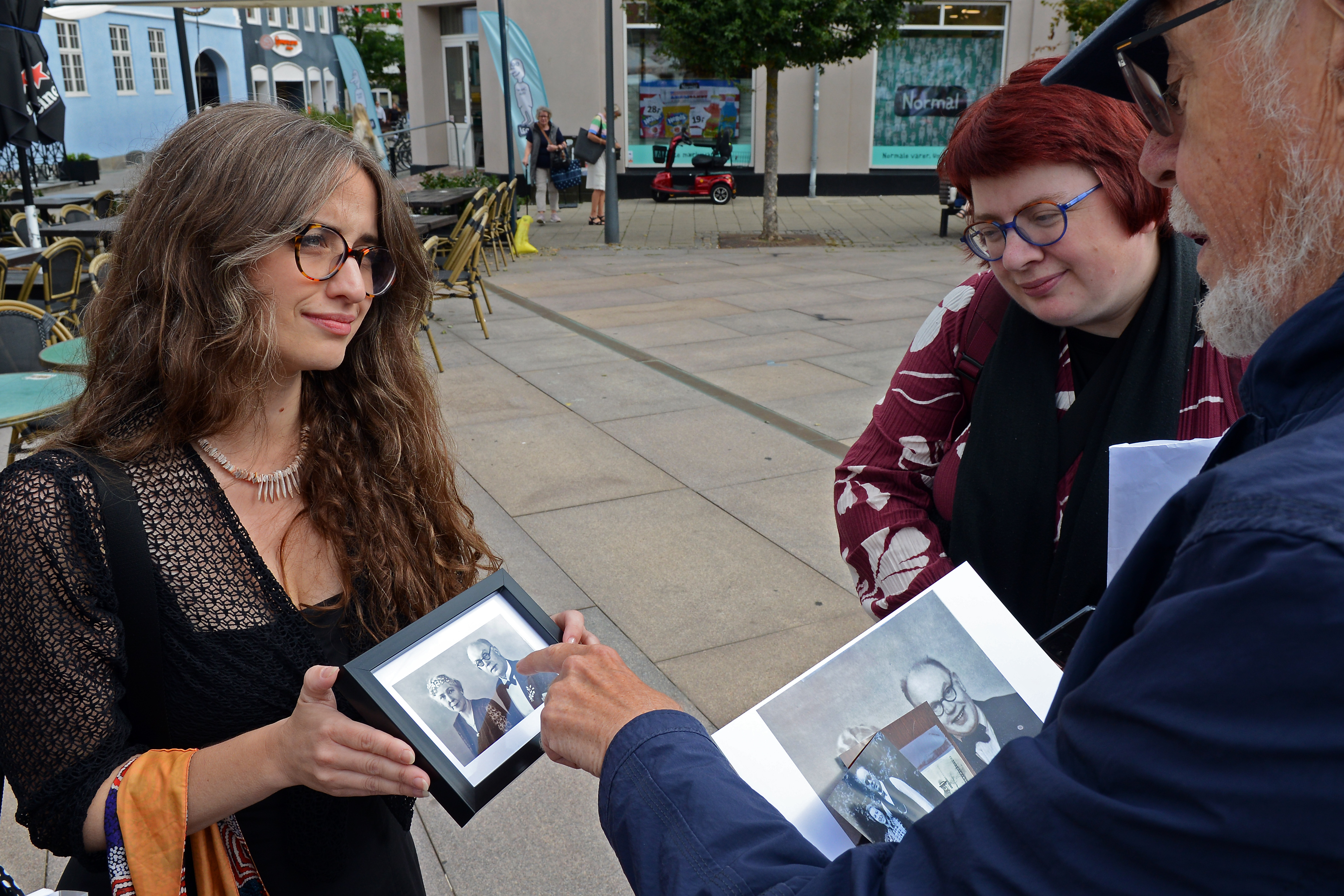 Nemkas barnebarn Elena Kingsbury viser billedet af Grete og Ejnar Sauer til Niels Sauer, som nu ved endnu mere om, hvad der skete dengang. På billedet ses også den tjekkiske journalist Judita Matyasova, som indledte den store efterforskning af de mange jødiske børn, der forlod Prag for at komme i sikkerhed i Danmlark.