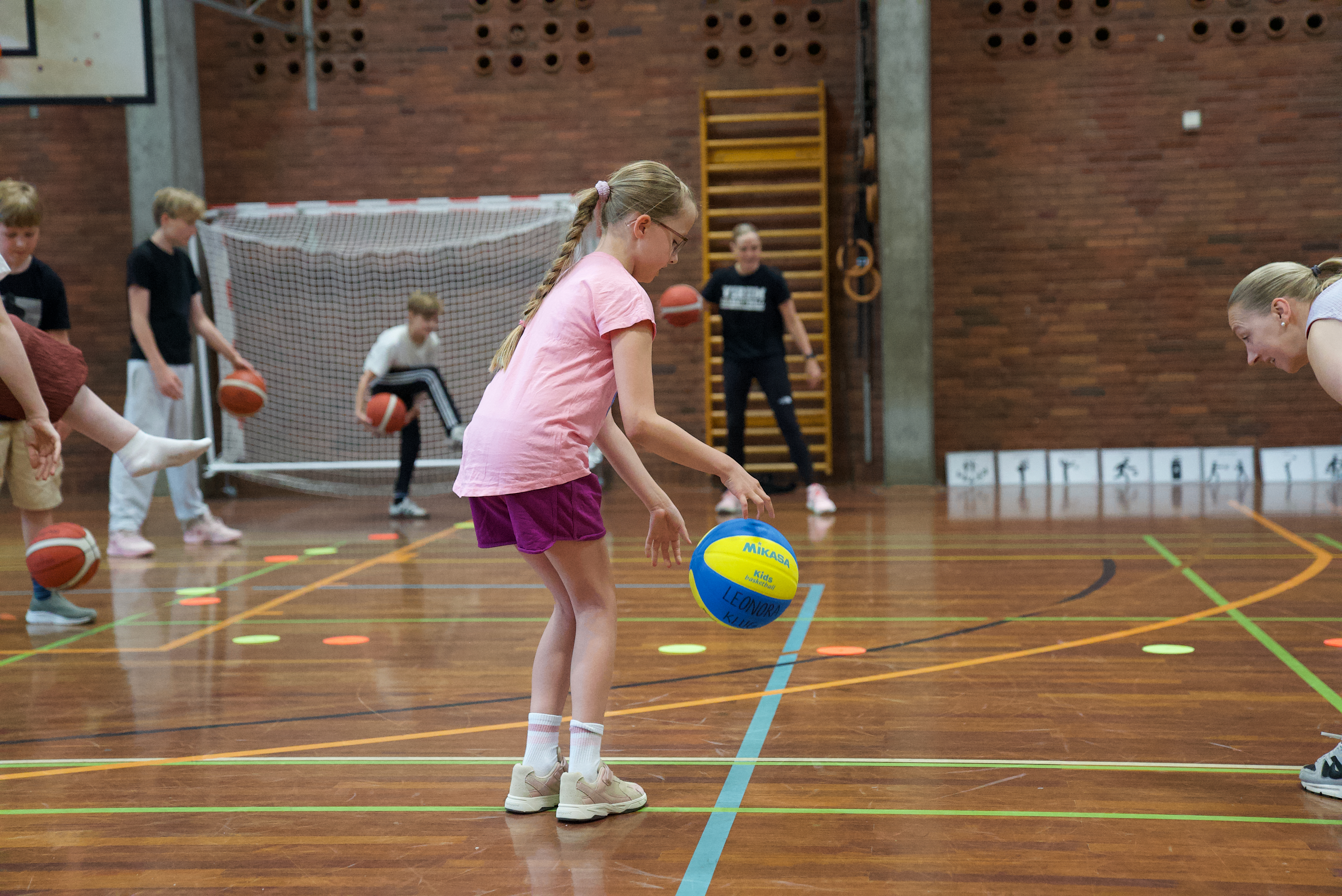 Otteårige Leonora glæder sig til at komme afsted til basket hver uge.