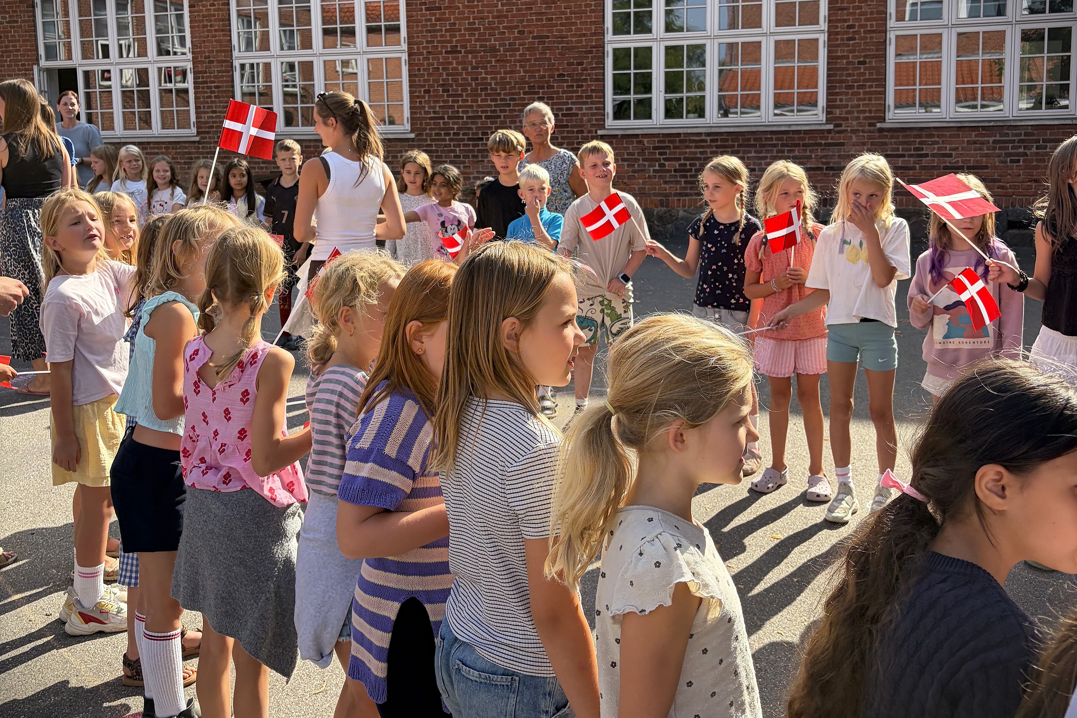 På Humlebæk Skole dannede indskolingseleverne en lang flagallé, som førte de nye elever hen til deres klasseværelser.