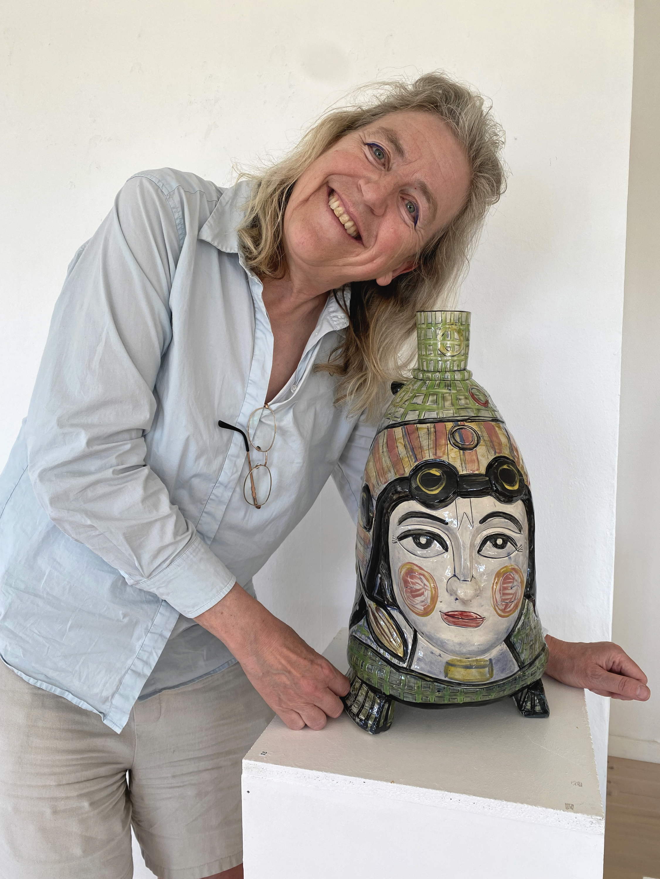 Marianne Steenholdt Bork er kendt for sine motiver af ansigter og dyr i keramik, med sælgere detaljer som gallionsfigurer formet som kvindebuster og de karakteristiske løver, også kaldet filihankat.