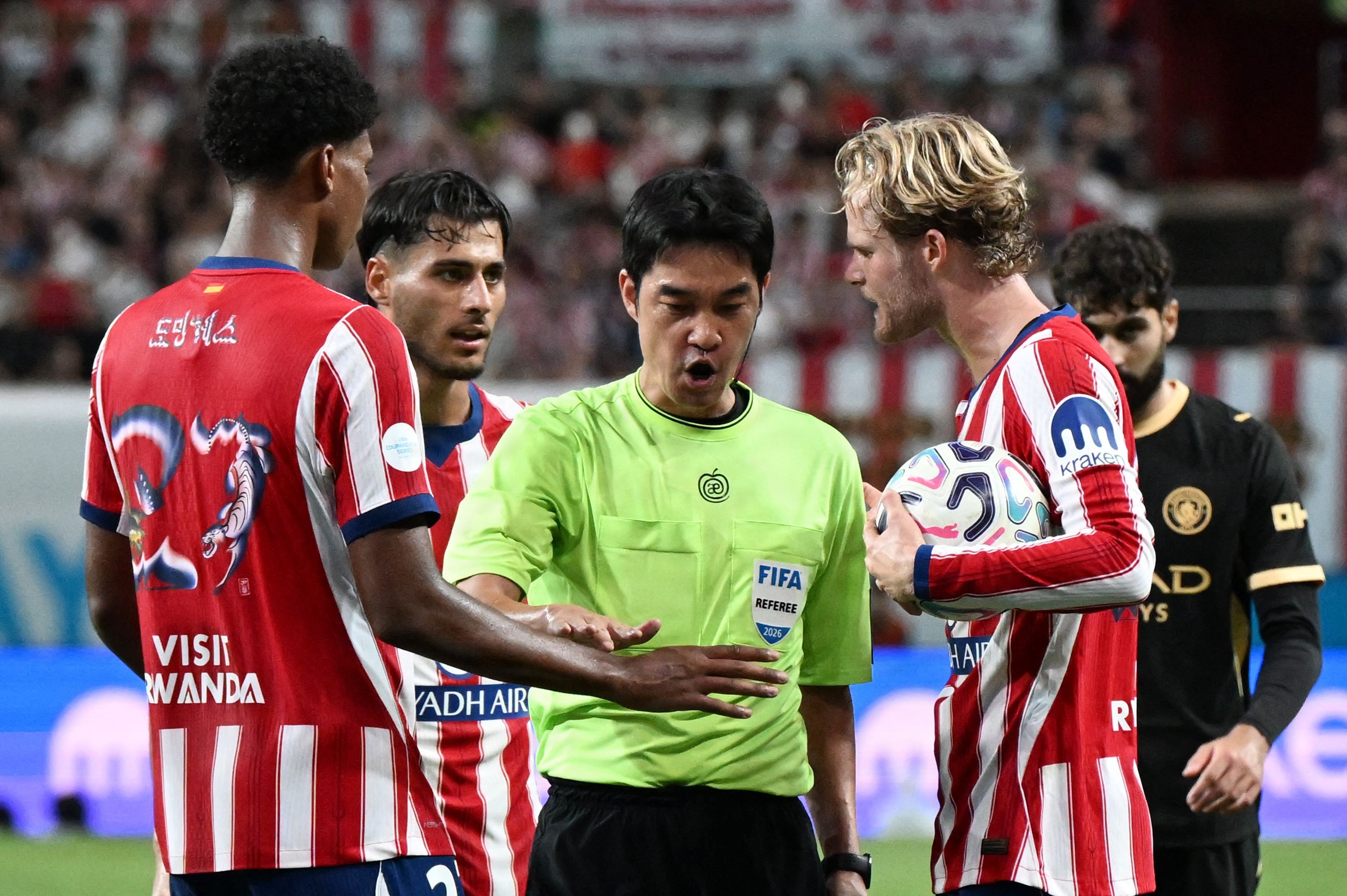 Morten Hjulmand spiller fodbold med fremskudt bryst og oprejst pande. Det kommer han også til i sin nye klub, Atlético Madrid, vurderer ekspertkommentatorer. Her er han i aktion i en træningskamp 9. august.