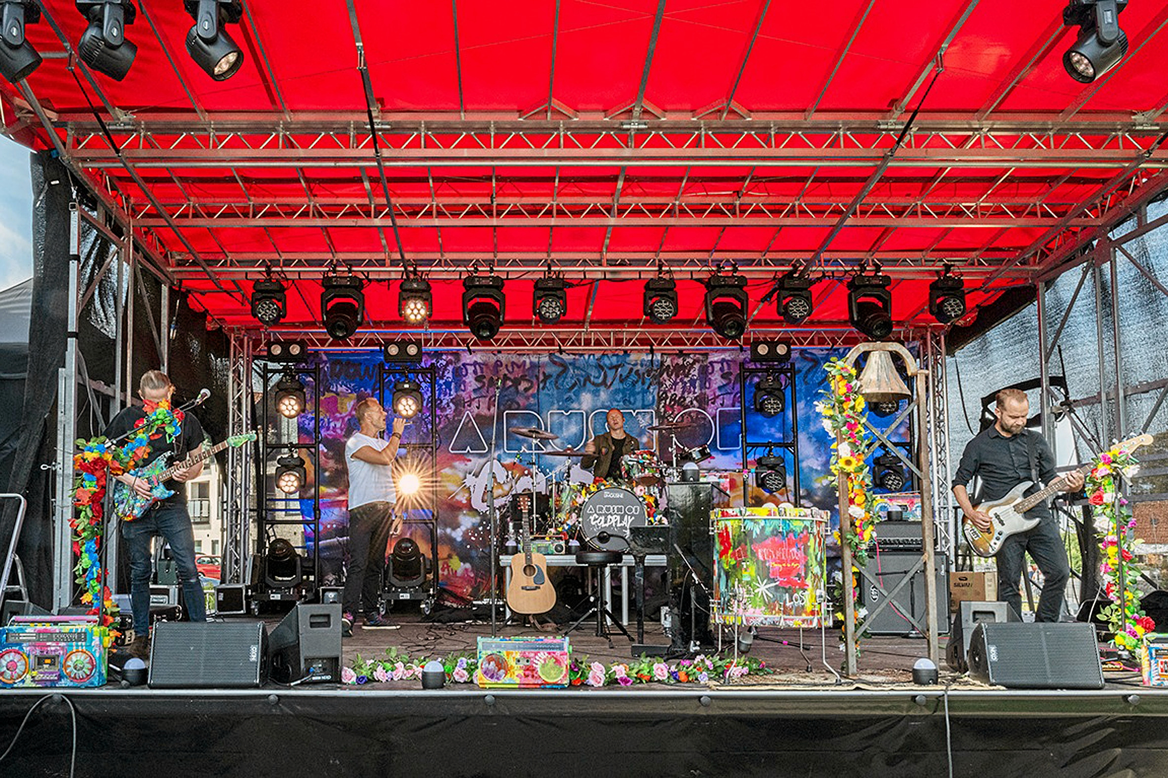 Det bliver Nordens efter sigende eneste Coldplay tribute band, A Rush of Coldplay, der går på scenen, når Kulturforeningen Amfi Vestsjælland lørdag den 29. august slutter koncert-sæsonen på amfiscenen i Bregninge.