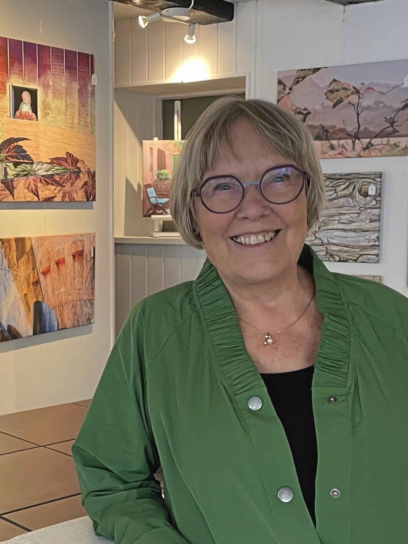 Anne Lise Dalsgaard, der både er psykolog, forfatter og fotokunstner, vil præsentere sin bog "Netop derfor - ikke på trods af".