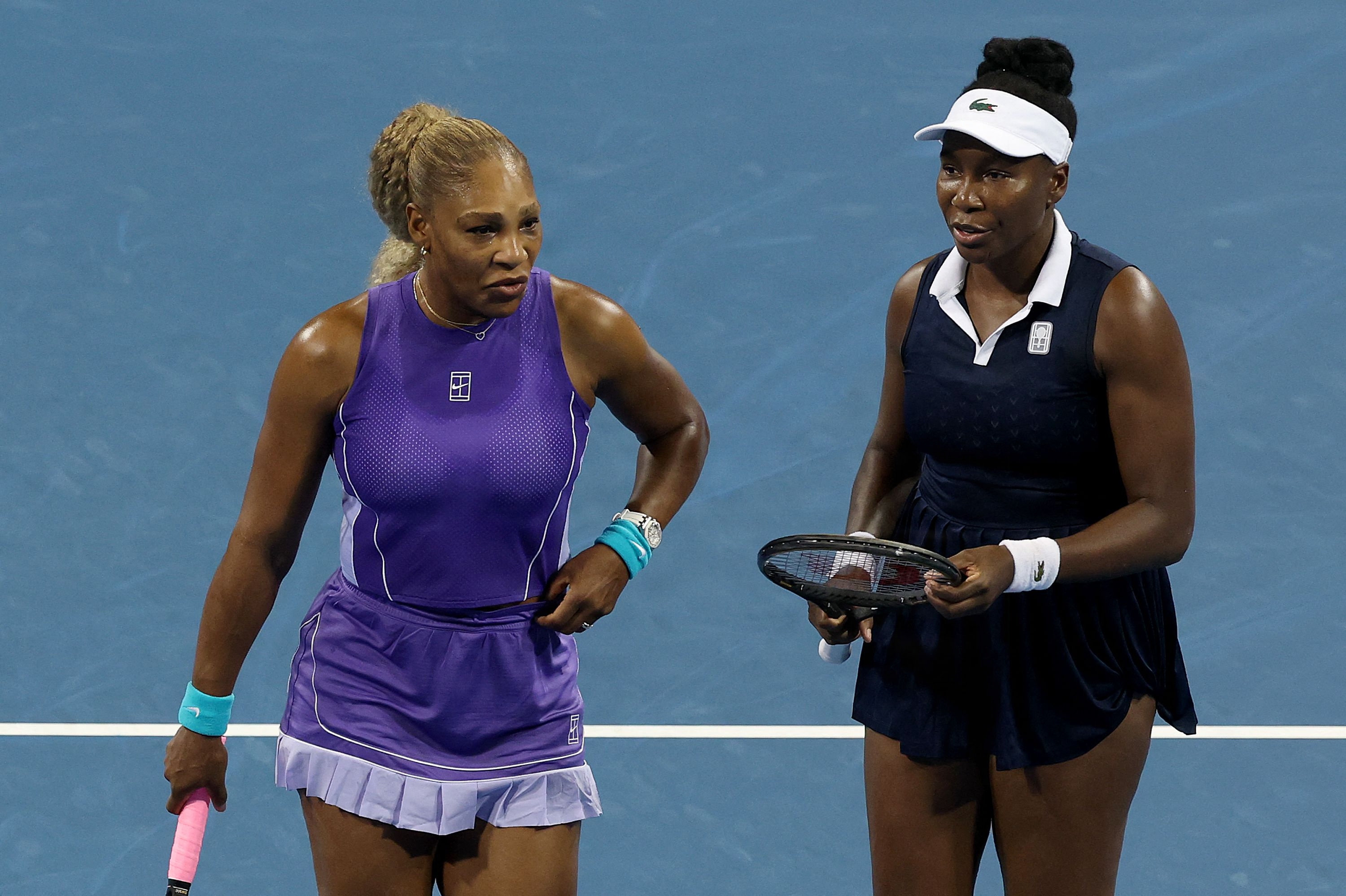 Serena Williams og Venus Williams tabte tirsdag sin første kamp som double ved Cincinnati Open.