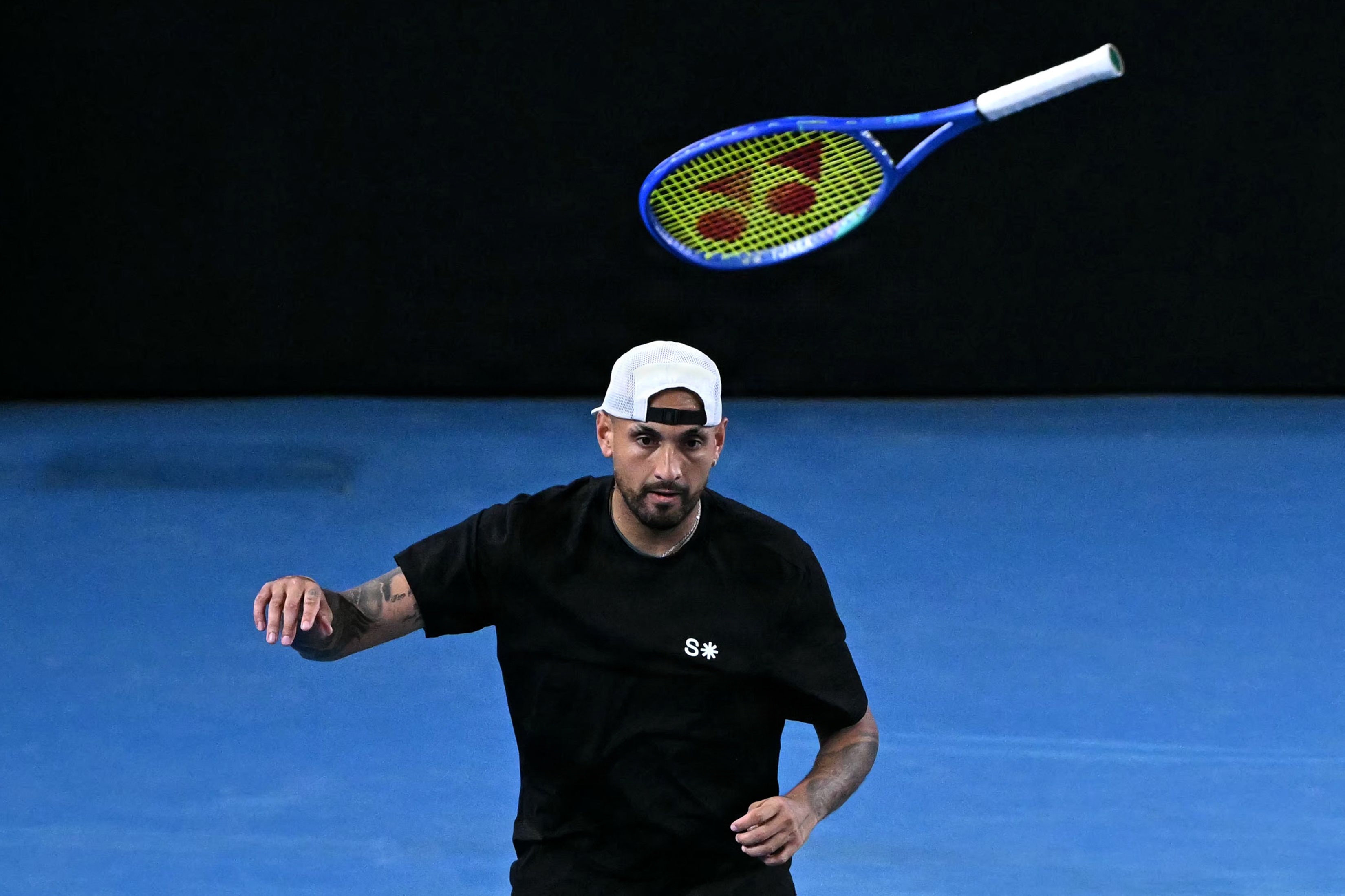 Nick Kyrgios kaster med sin ketsjer under en kamp i januar. (Arkivfoto).