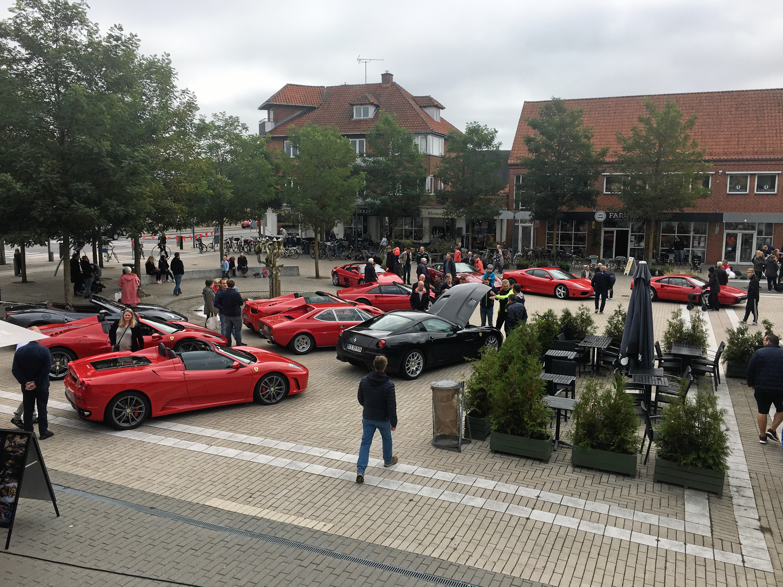 Aftenåbent byder også på skue af fem Ferrari-biler fra den danske Ferrariklub.