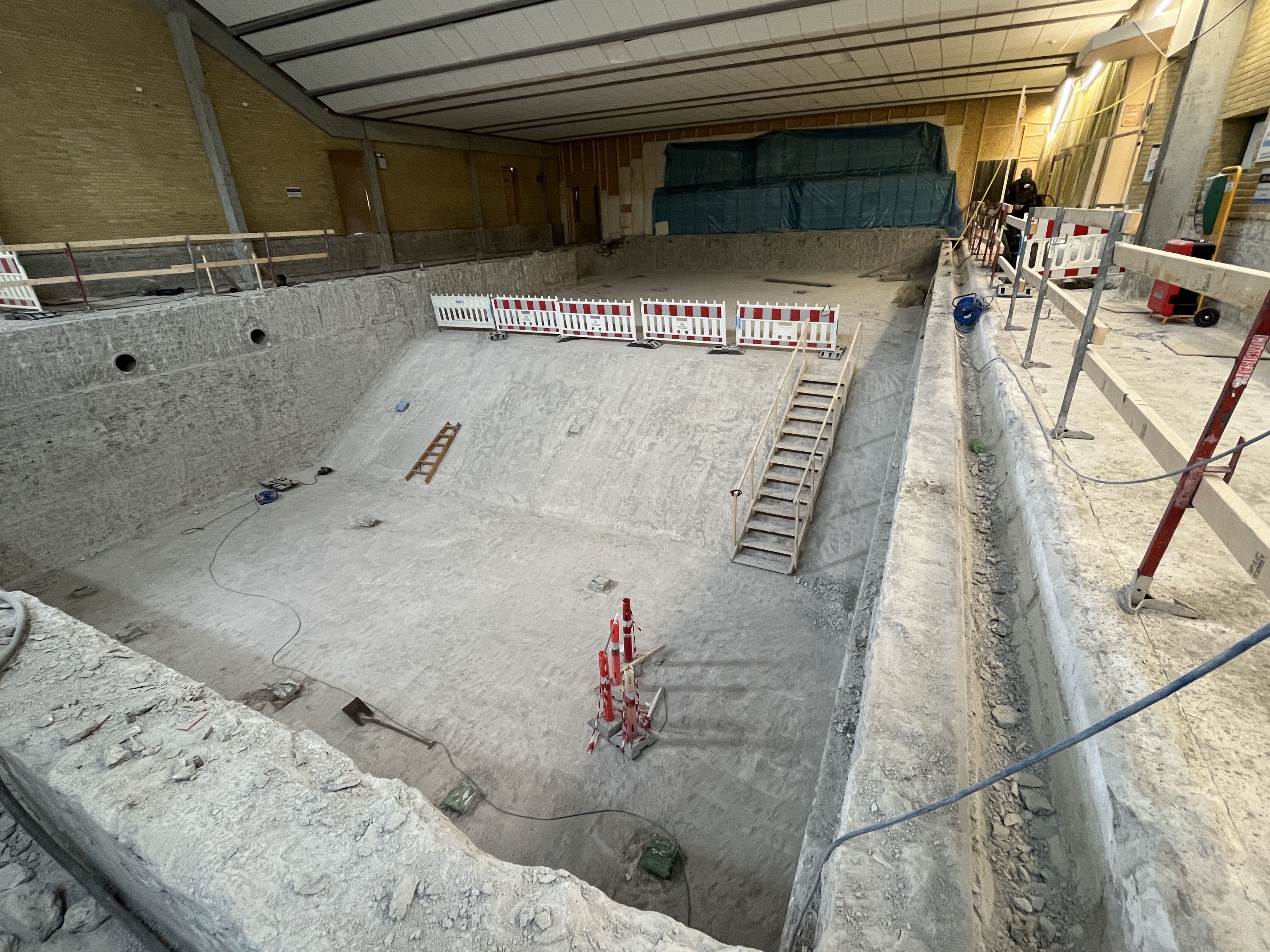 Svømmehallen i Jyllinge er under renovering og fremstå lidt rustik. Hallerne har lagt yderligere en opgave i projektet, når du de var igang.