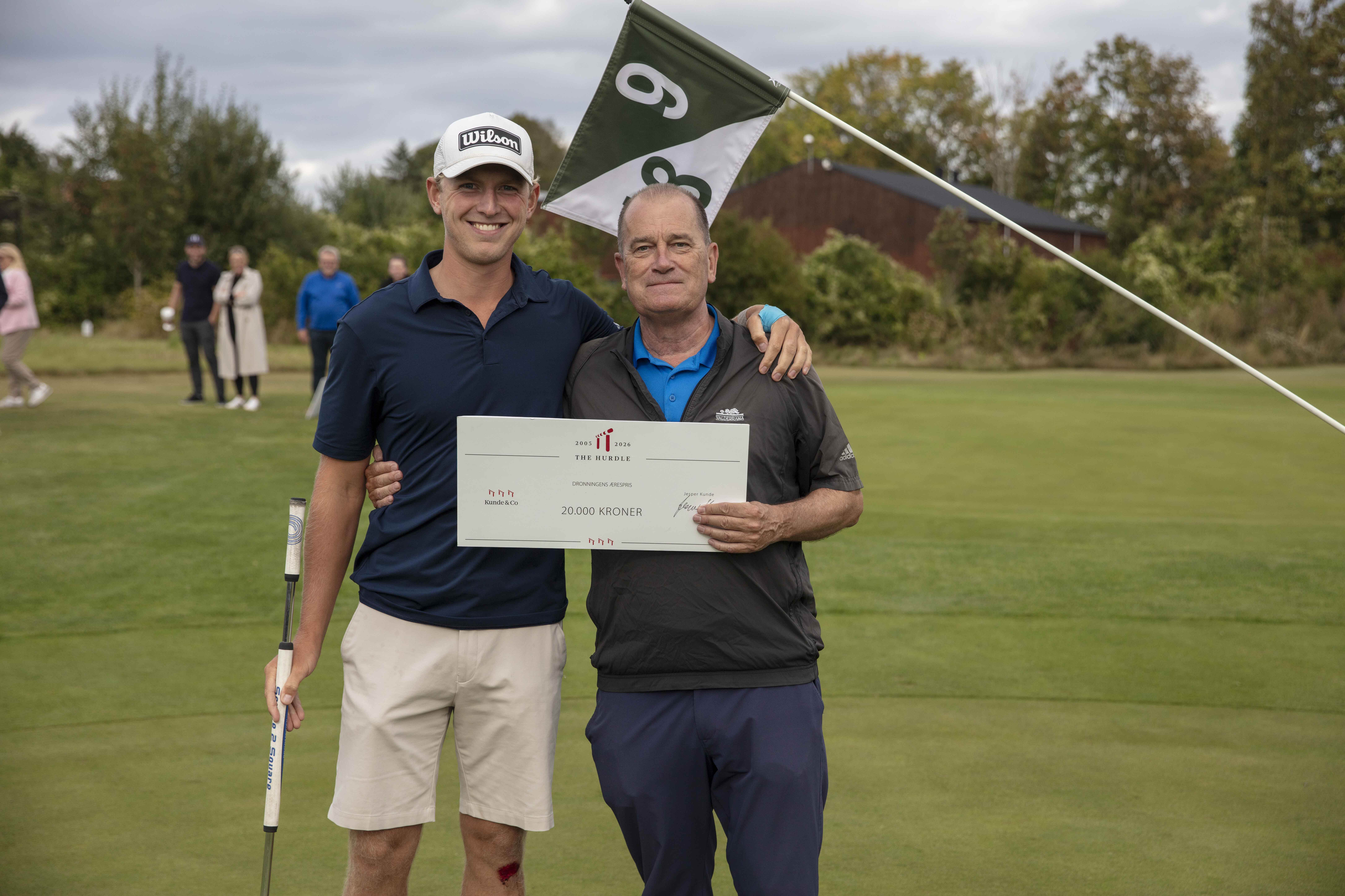 William Gøth-Rasmussen fra Søllerød Golfklub vandt Par 3 Shoot-Out med fire birdies i træk. Her ses han sammen med erhvervsmanden Jesper Kunde, der startede 'The Hurdle'.