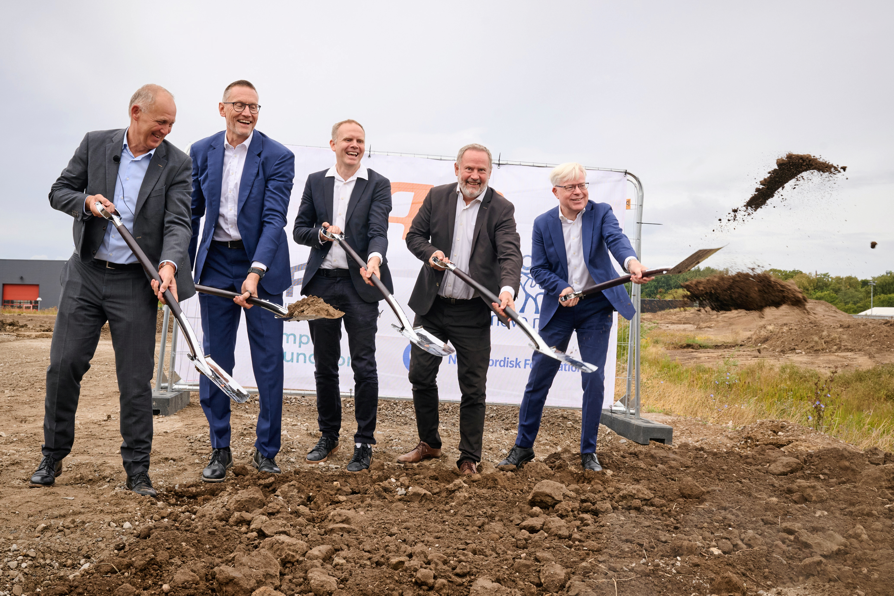 Første spadestik til fremtidens Campus Kalundborg blev onsdag taget. Fra venstre mod højre er det borgmester Martin Damm (V), Michael Hallgren, Senior Vice President for Novo Nordisk i Kalundborg, Daniel Schwartz Bojsen, formand for Foreningen Campus Kalundborg, Carsten Raundahl, CEO for Raundahl & Moesby, samt Jesper Loiborg, formand for AP Ejendomme.