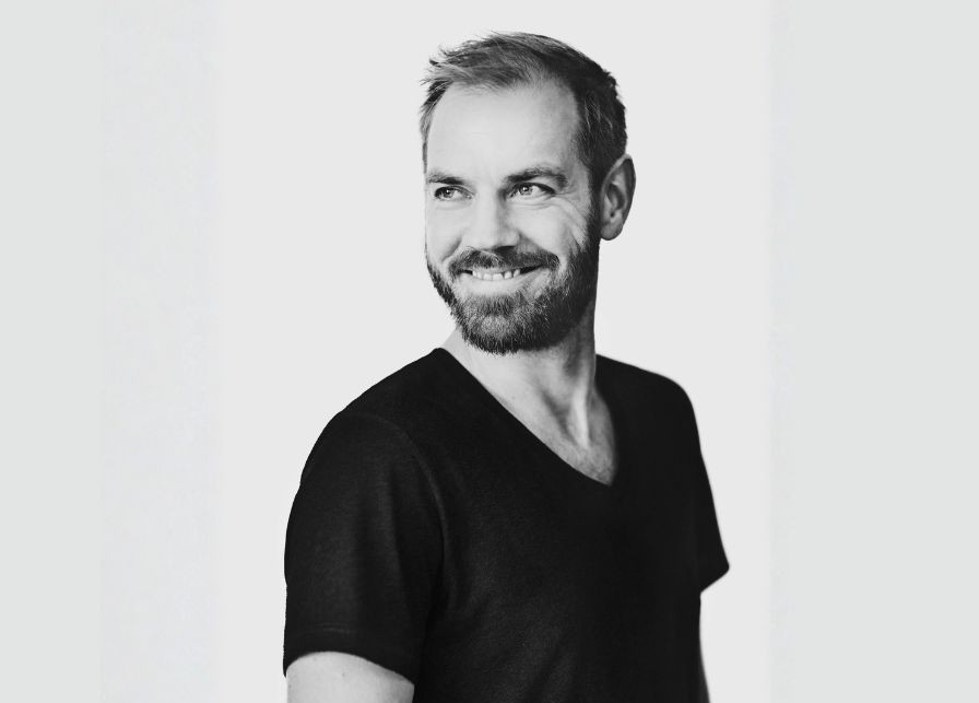 Arrangementet byder på historier fra hans oplevelser i tv-serien Badehotellet og danseprogrammet Vild med dans, samt skønne musikalske indslag.