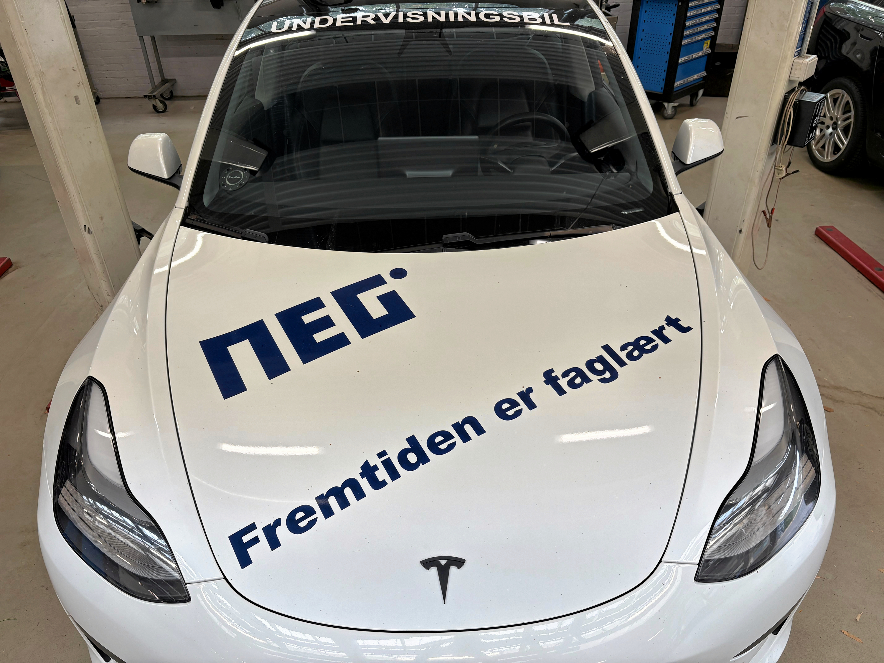 Onsdag 9. september inviterer NEG Holbæk til åbent hus, hvor alle interesserede kan opleve de nyrenoverede værksteder og undervisningslokaler på personvognsteknikeruddannelsen.