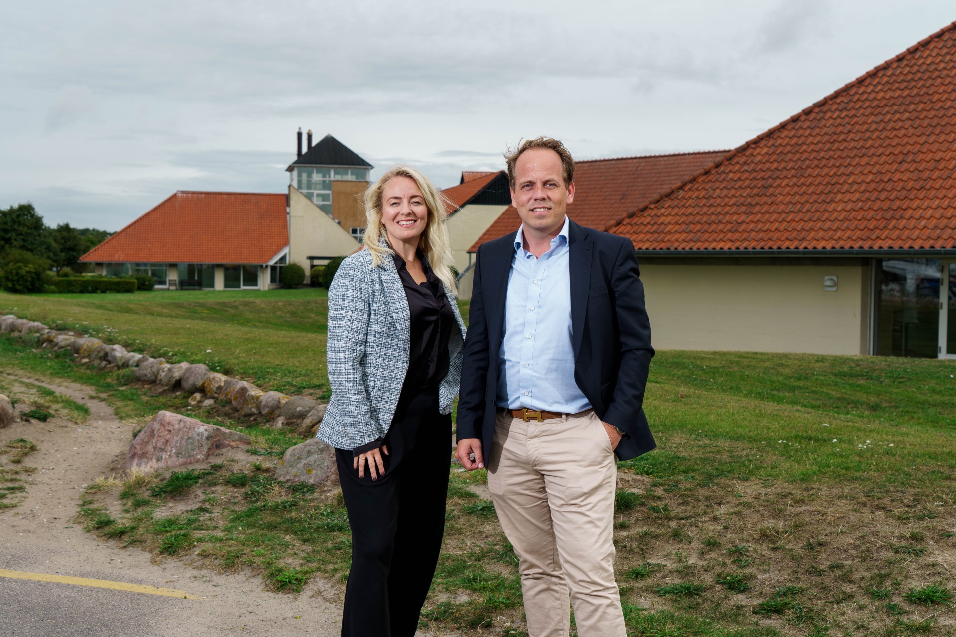 Denize Scharff Stripp tiltræder som hoteldirektør og projektleder for Karrebæksminde Strandhotel. Her sammen med direktør i Maycon Anders Mayland.