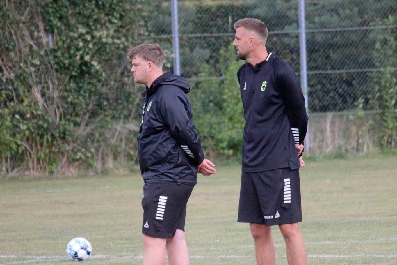 Tonny Brogaard (th) og assistenttræner Jonathan Sivert. Taastrup FC har fået en god start på sæsonen.