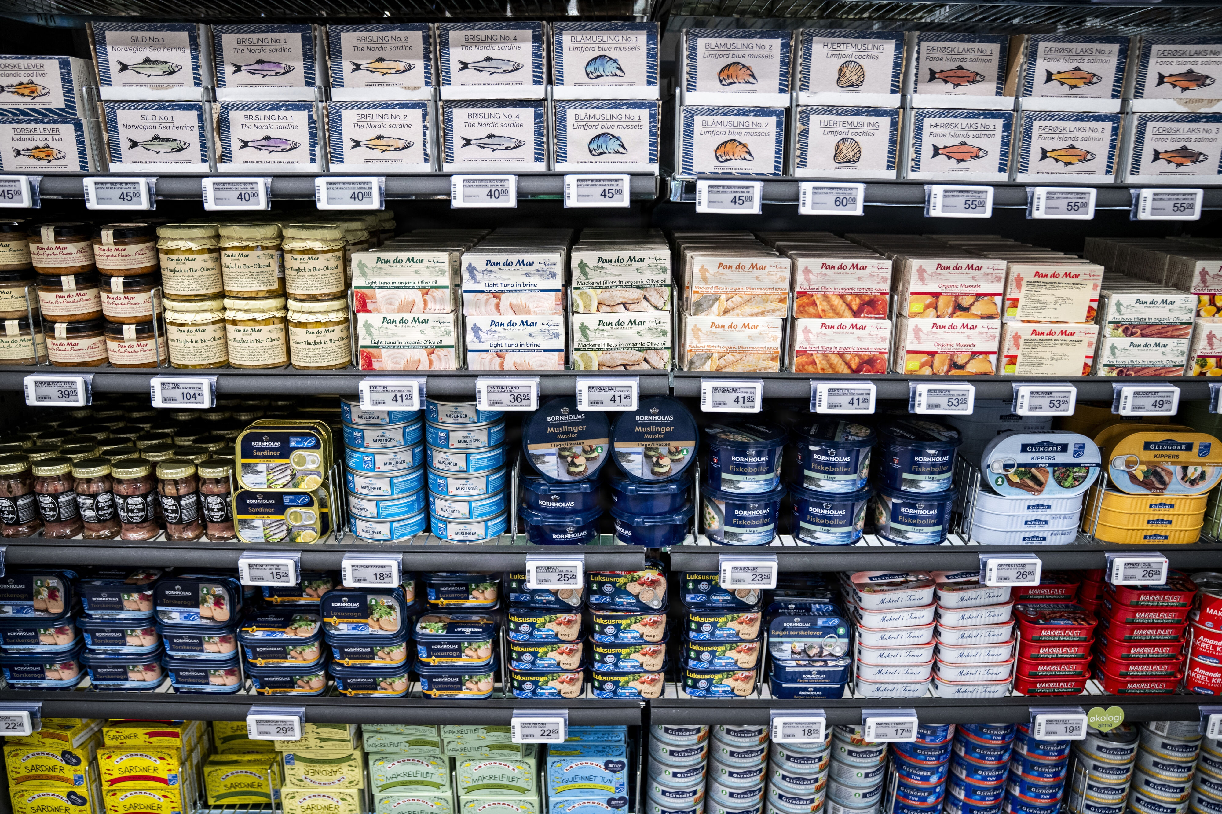 Fordi PFAs er meget længe om at blive nedbrudt, kan det ophobe sig i blandt andet fisk og dermed også i de fiskeprodukter, som vi spiser. Der er i dag ingen grænseværdier for, hvor meget PFAS, der må være i torskerogn.