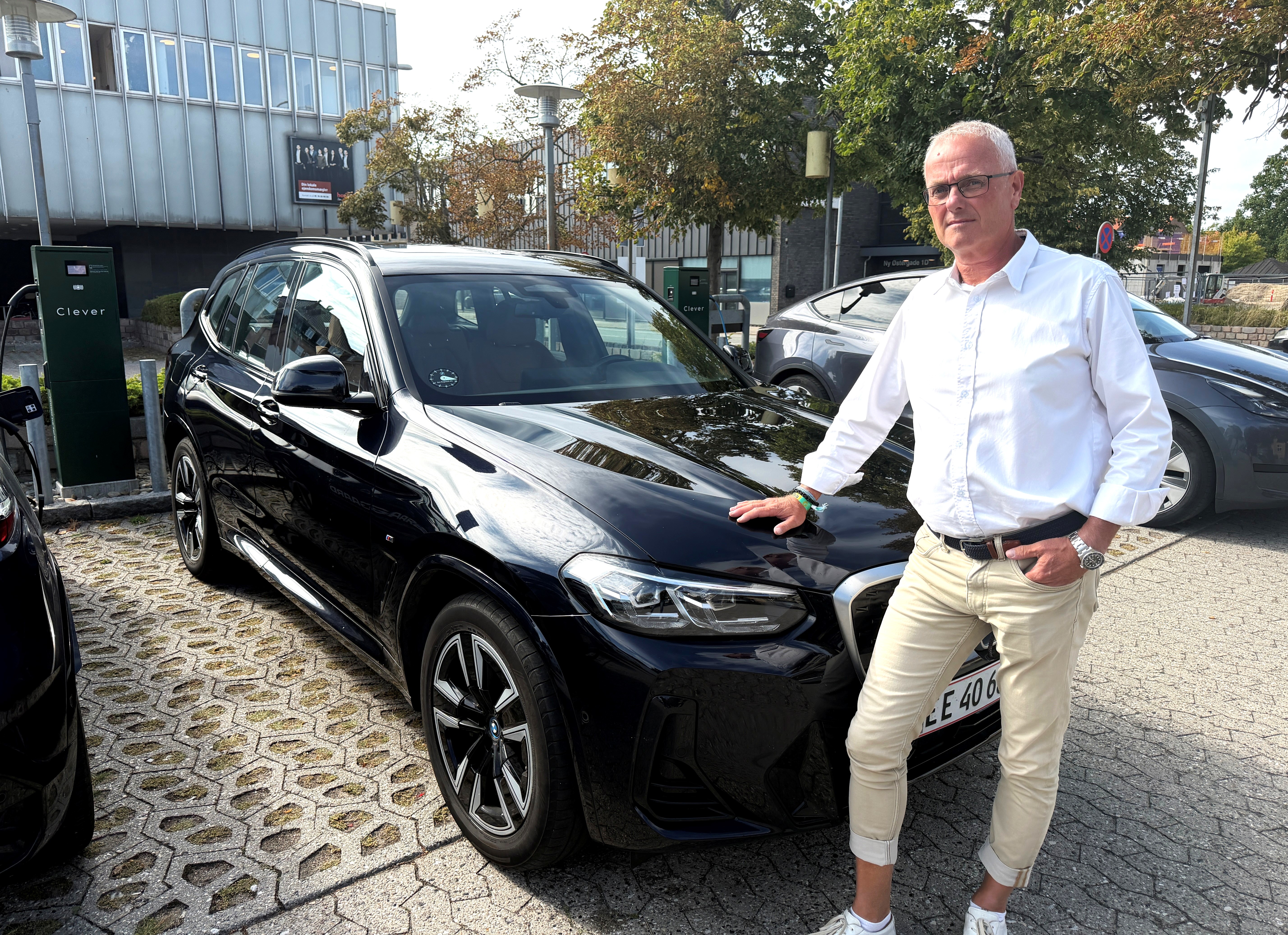 Michael Harder ladede bilen og fik p-bøde på 995 kroner, fordi fliseskiftet indikerer, at båsen kun er fire meter lang - for kort til 80 procent af alle elbiler.