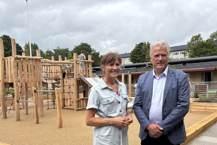 I sommeren 2025 blev Skolen ved Rønnebær Allé indviet af Benedikte Kiær og Claus Birkelyng (K). Nu kan specialskolen risikere at blive lukket som led i et forslag, der potentielt vil ændre alt for Helsingør som uddannelsesby.