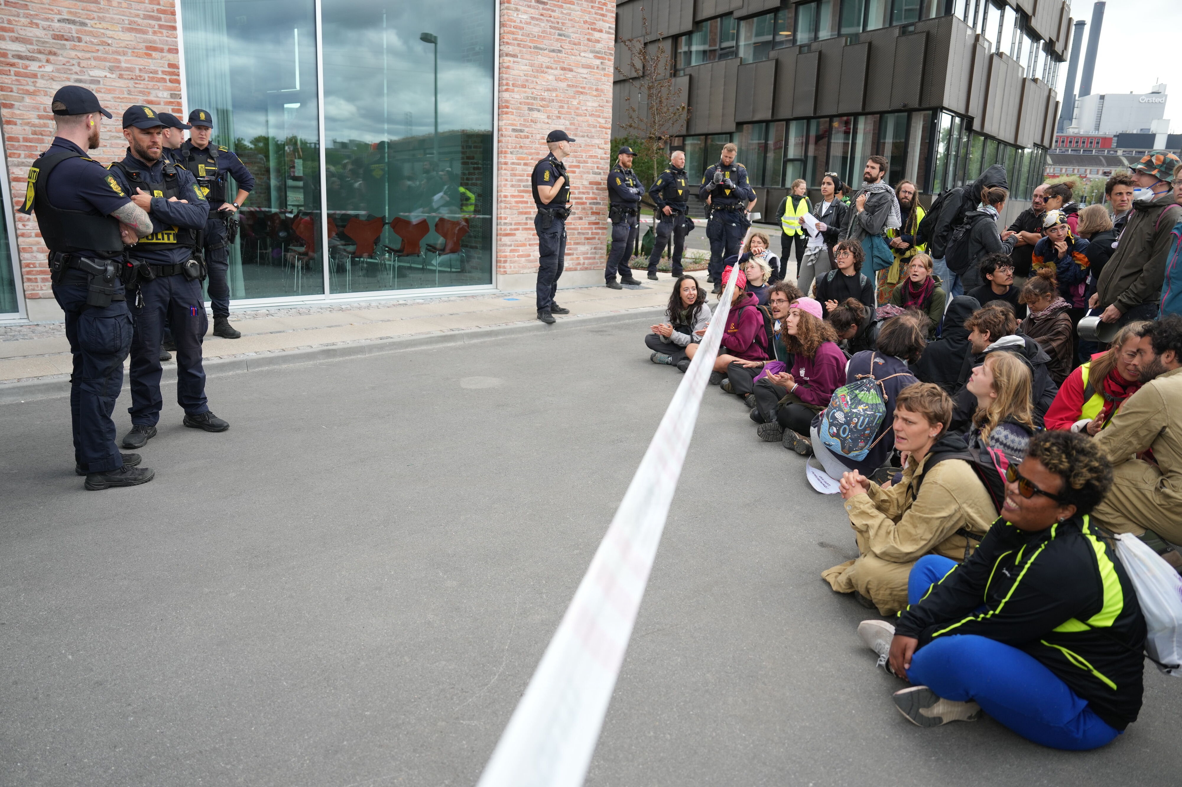Politiet rykkede torsdag ud til en uanmeldt demonstration nær FLSmidth på Havneholmen i København. Tre personer blev frihedsberøvet, da de ifølge politiet ikke ville efterkomme politiets anvisninger.