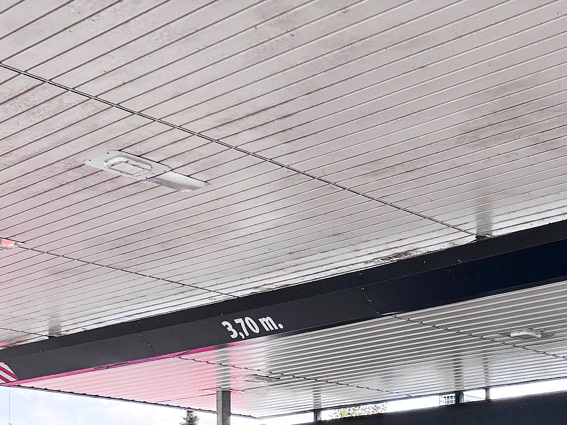 Med åbningen af Snackstationen i Stenløse er der dermed igen lys i butiksvinduerne på Uno-X-tankstationen, hvor lokalerne har stået tomme siden foråret. - Kenneth Tanzer Med åbningen af Snackstationen i Stenløse er der dermed igen lys i butiksvinduerne på Uno-X-tankstationen, hvor lokalerne har stået tomme siden foråret.