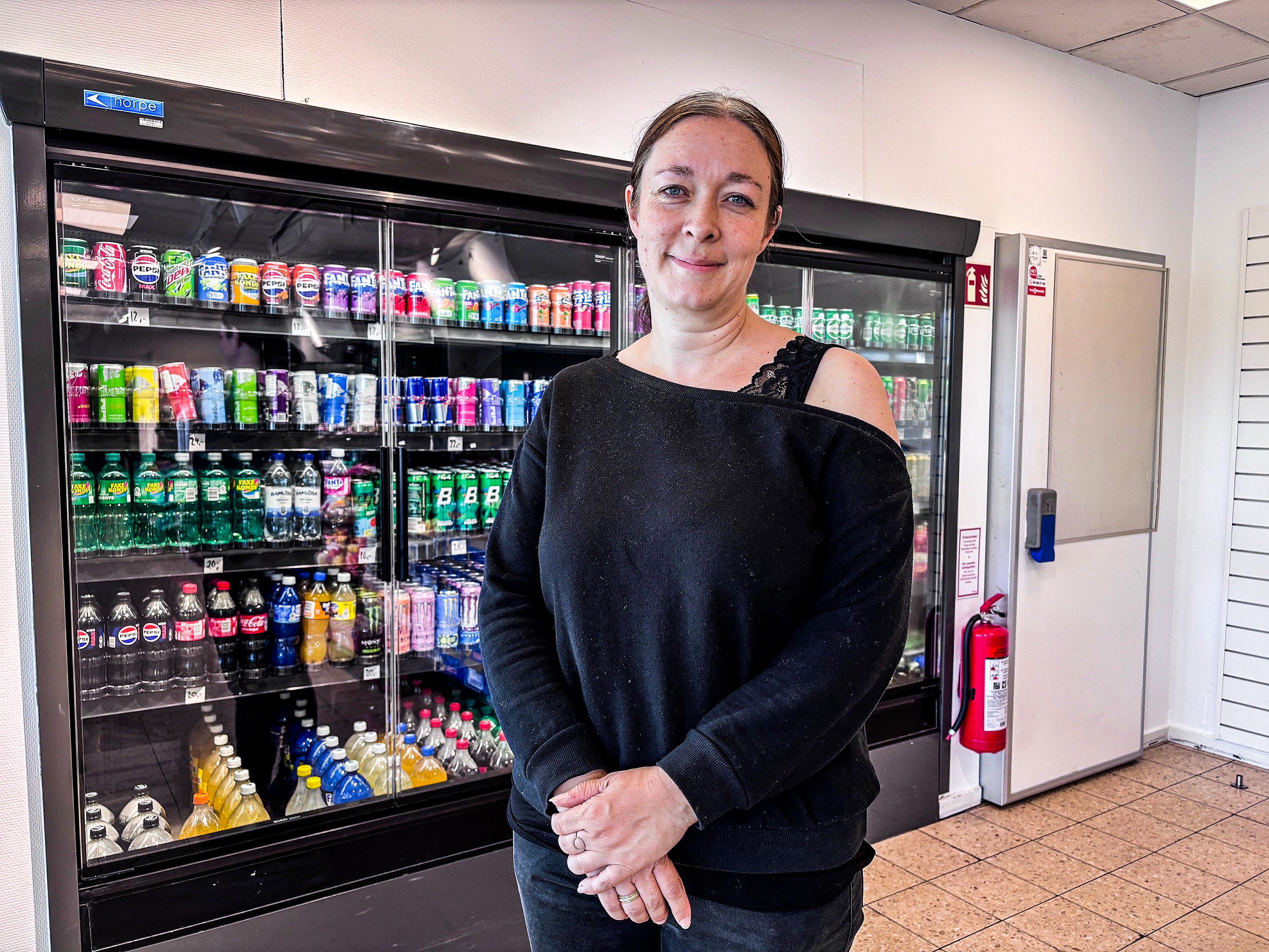 Jeg er rigtig glad for at være her, og jeg ser virkelig frem til at møde kunderne og skabe en god kiosk for borgerne, siger Kira Måneblomst, der netop har åbnet Snackstationen i Stenløse.