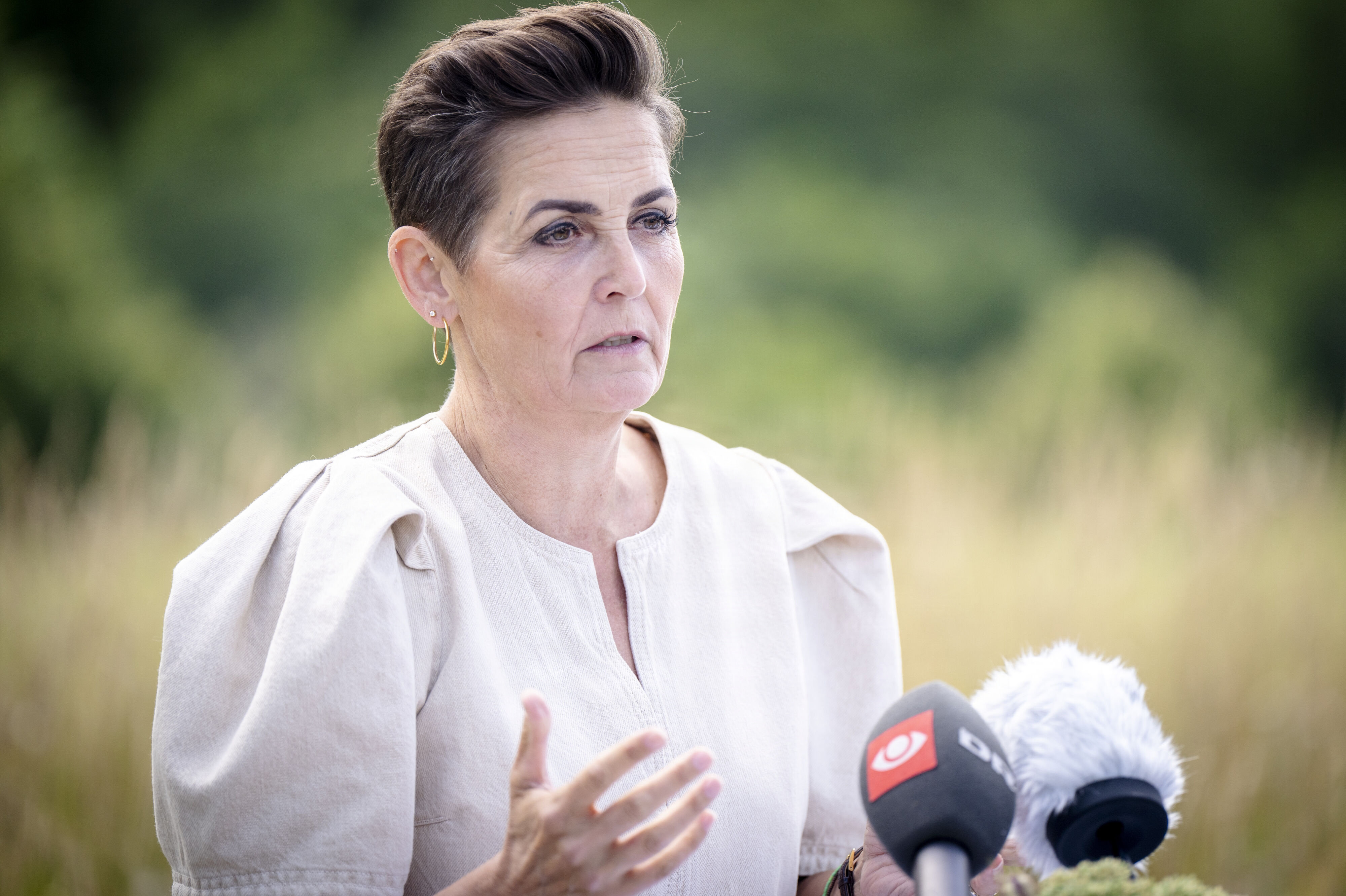 - Til Cepos og de blå partier. Op med humøret og ned med skatten, siger Pia Olsen Dyhr til partiets sommergruppemøde torsdag på Metalskolen i Jørlunde.