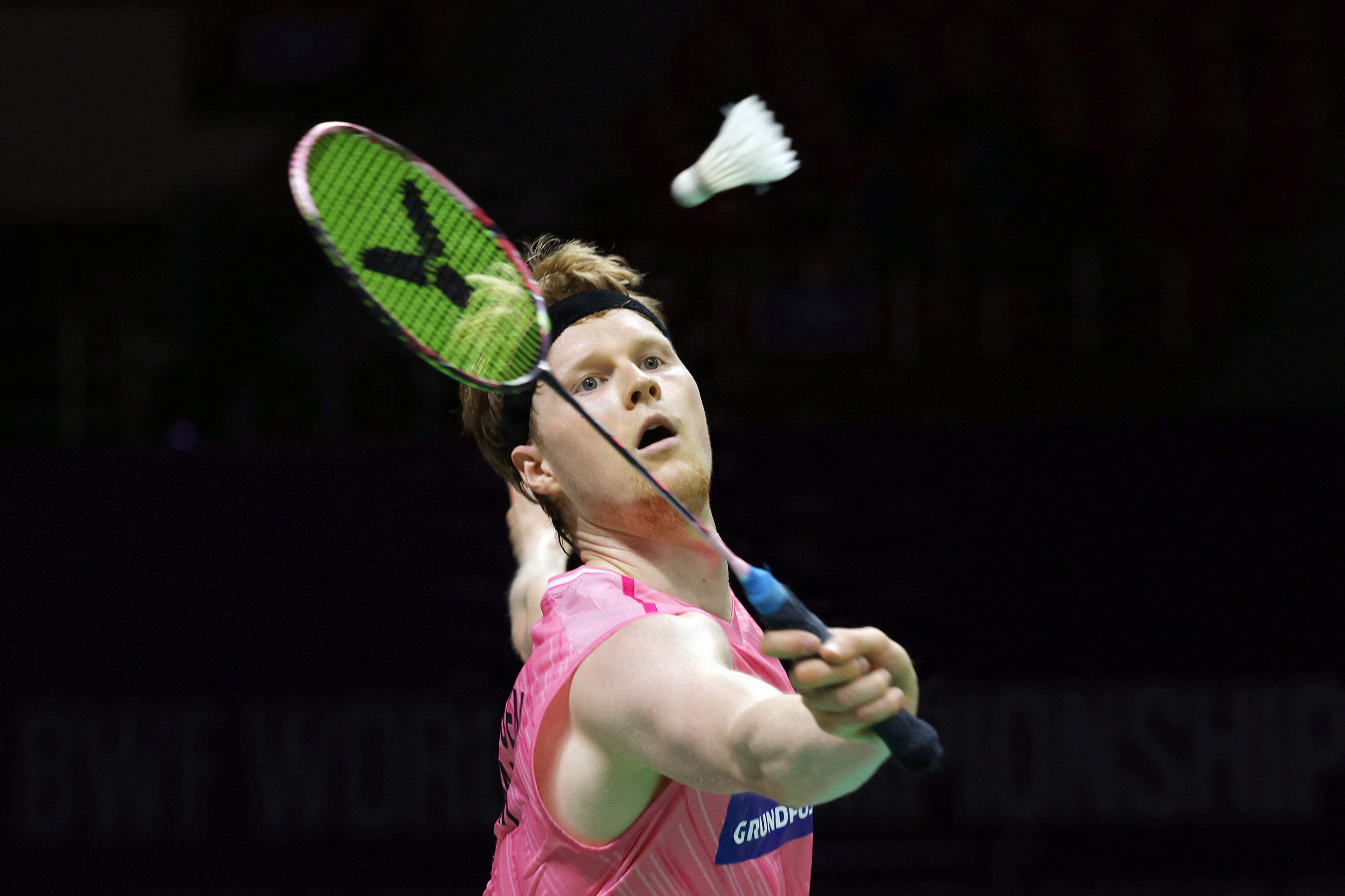 Anders Antonsen skulle bruge 1 time og 18 minutter på at spille sig forbi franske Toma Junior Popov.