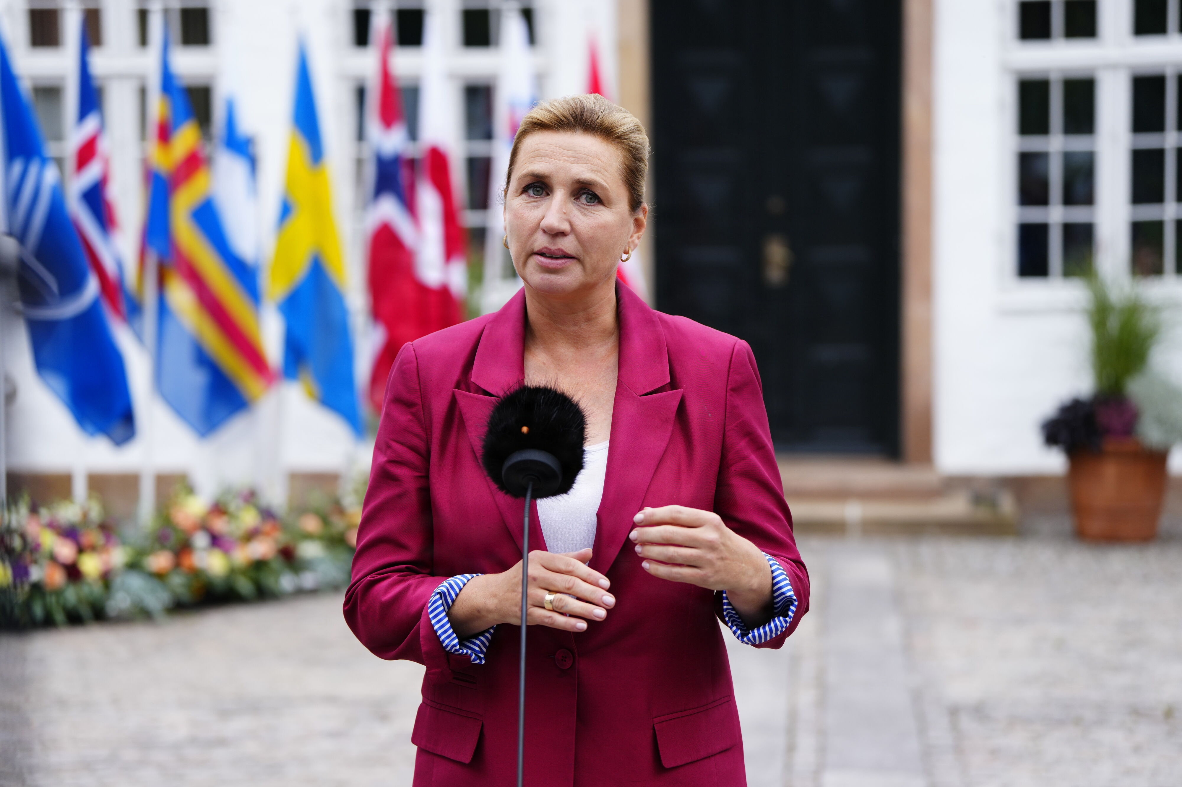 Statsminister Mette Frederiksen (S) siger selv, at hun ikke vil blande sig i den igangværende retssag, hvor en svensk politibetjent i sommer døde efter vold på Islands Brygge. Men hun kommenterer den alligevel.
