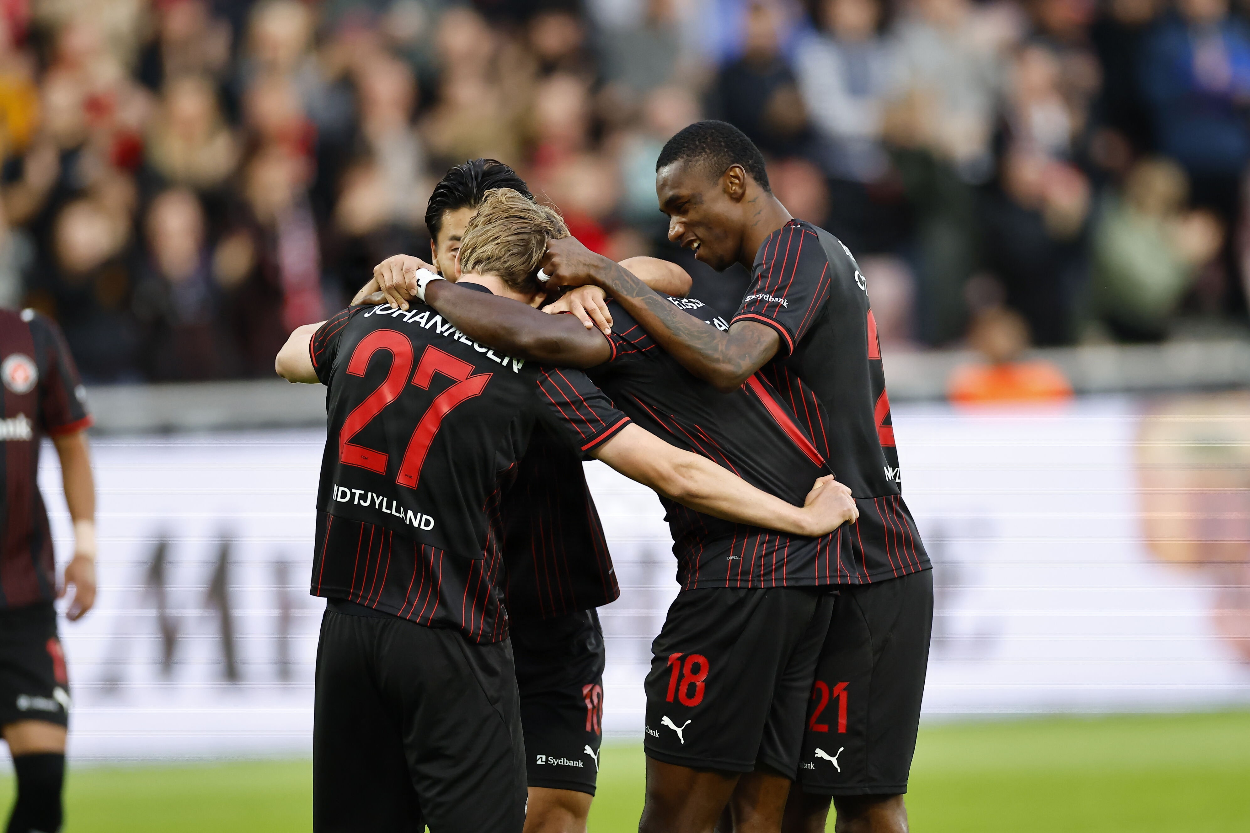 FC Midtjylland-spillerne fejrer indskiftede Sofus Johannesens scoring til 2-0 mod Rijeka.
