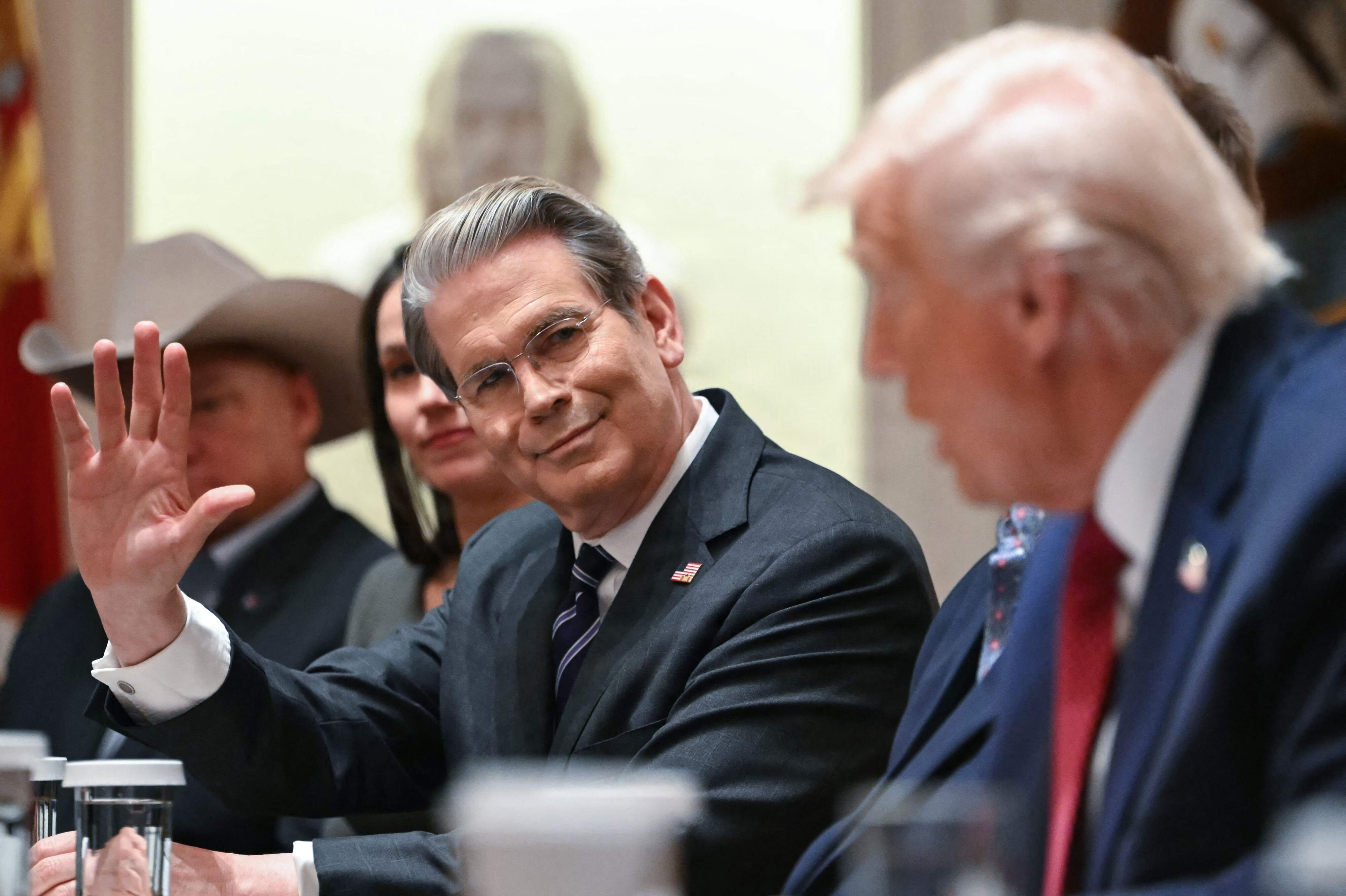 USA's finansminister, Scott Bessent, (i midten) og præsident Donald Trump har advaret om økonomiske sanktioner mod Iran. (Arkivfoto).
