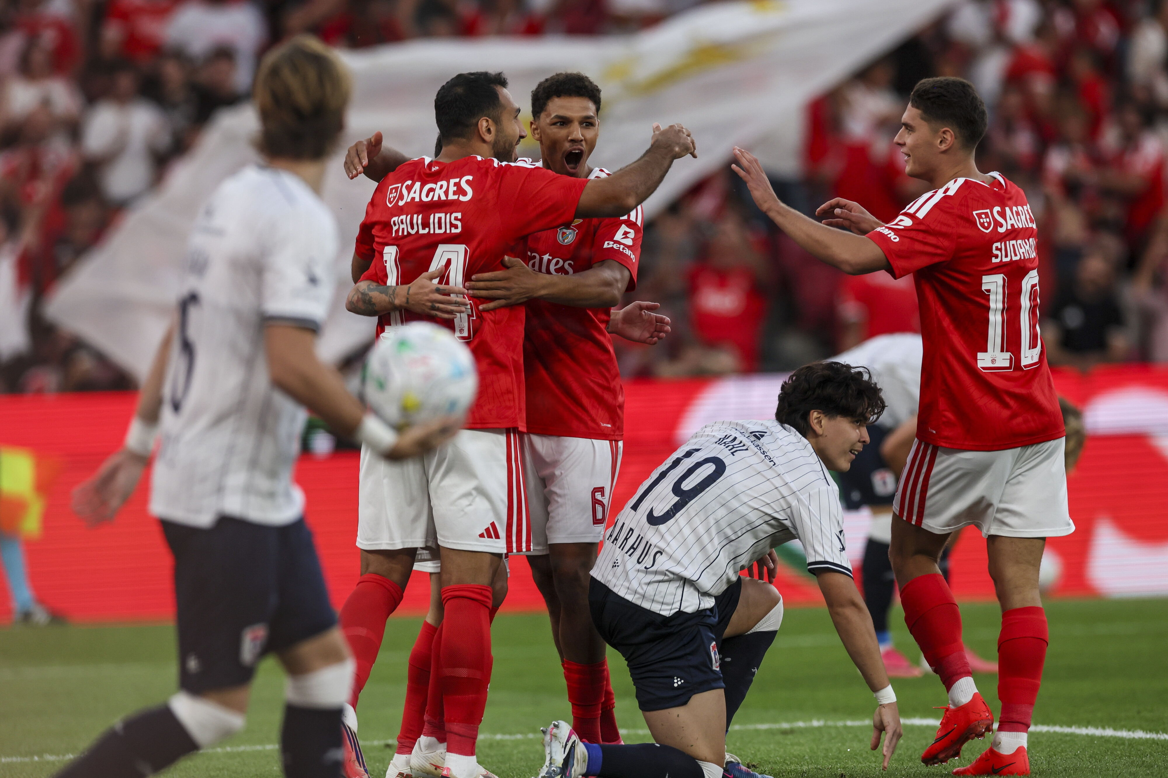 AGF var i første halvleg i knæ mod et dygtigt Benfica-mandskab.