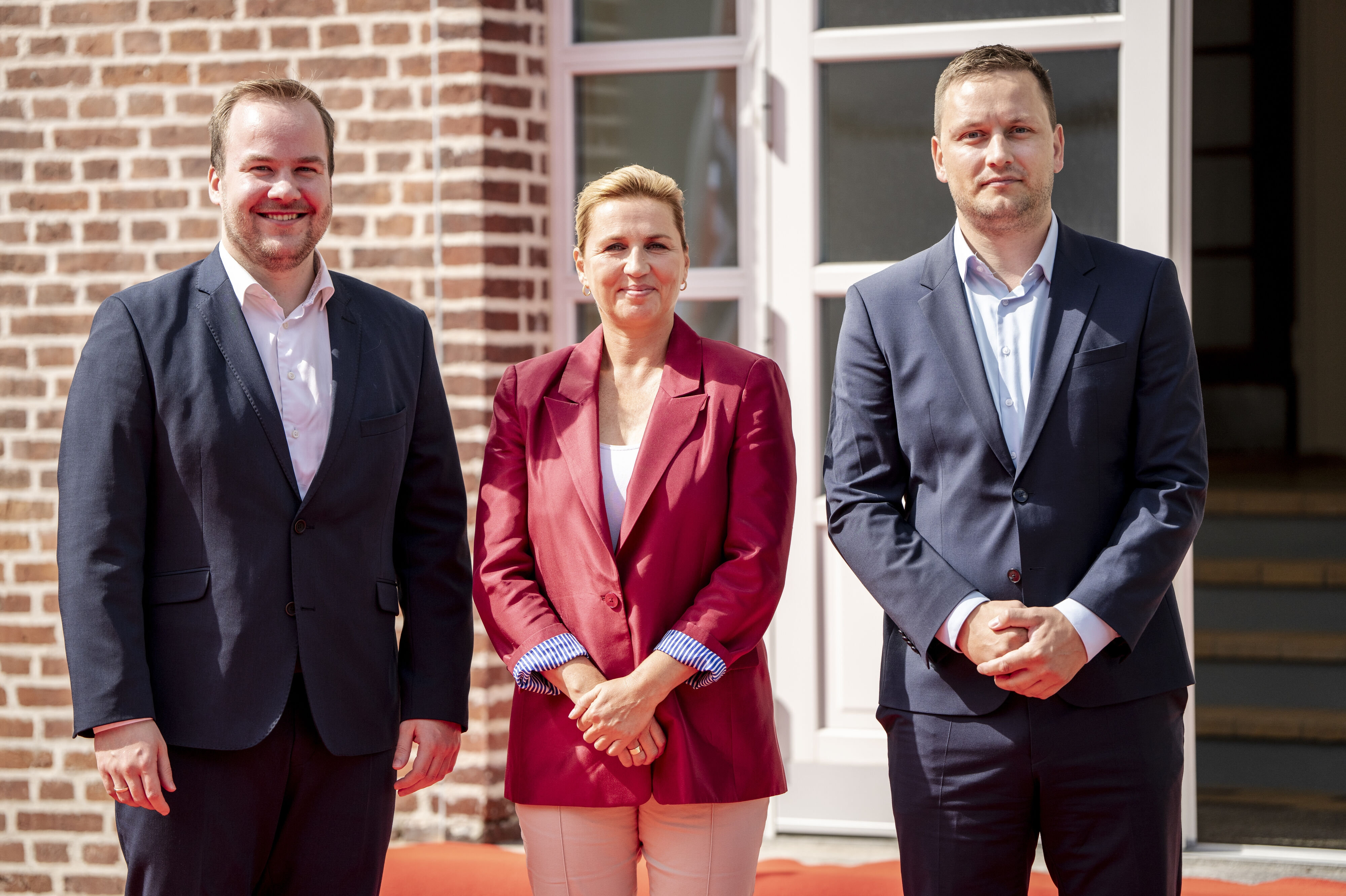 Færøernes lagmand, Beinir Johannesen, der står til venstre, og Grønlands regeringschef, Jens-Frederik Nielsen, der står til højre, deltog begge ved nordisk sommermøde på Marienborg. Her var statsminister Mette Frederiksen (S) vært sammen med Beinir Johannesen.