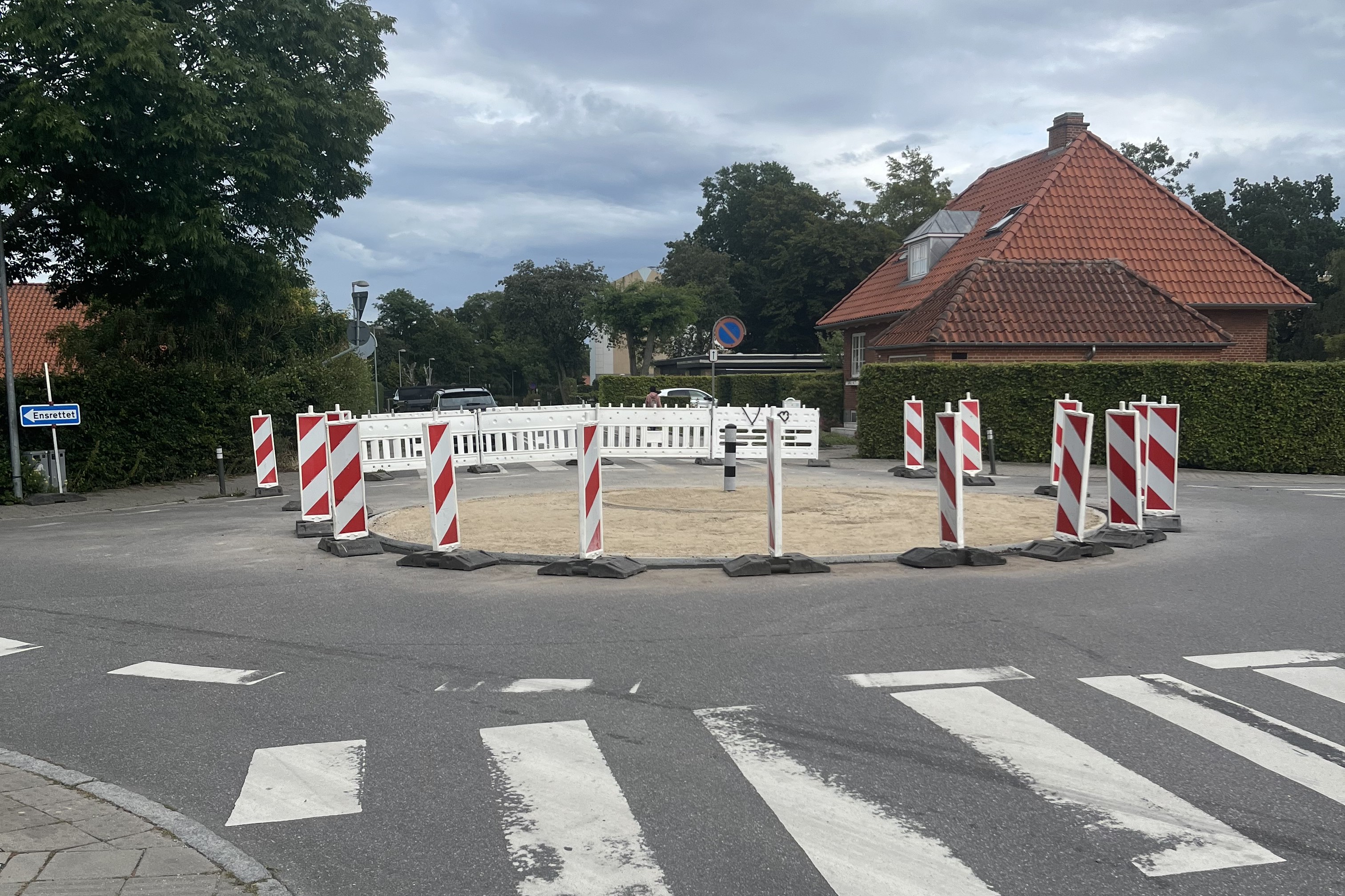 Det bliver en noget større rundkørsel beboerne i Viby skal til at vænne sig til i krydset midt i byen.