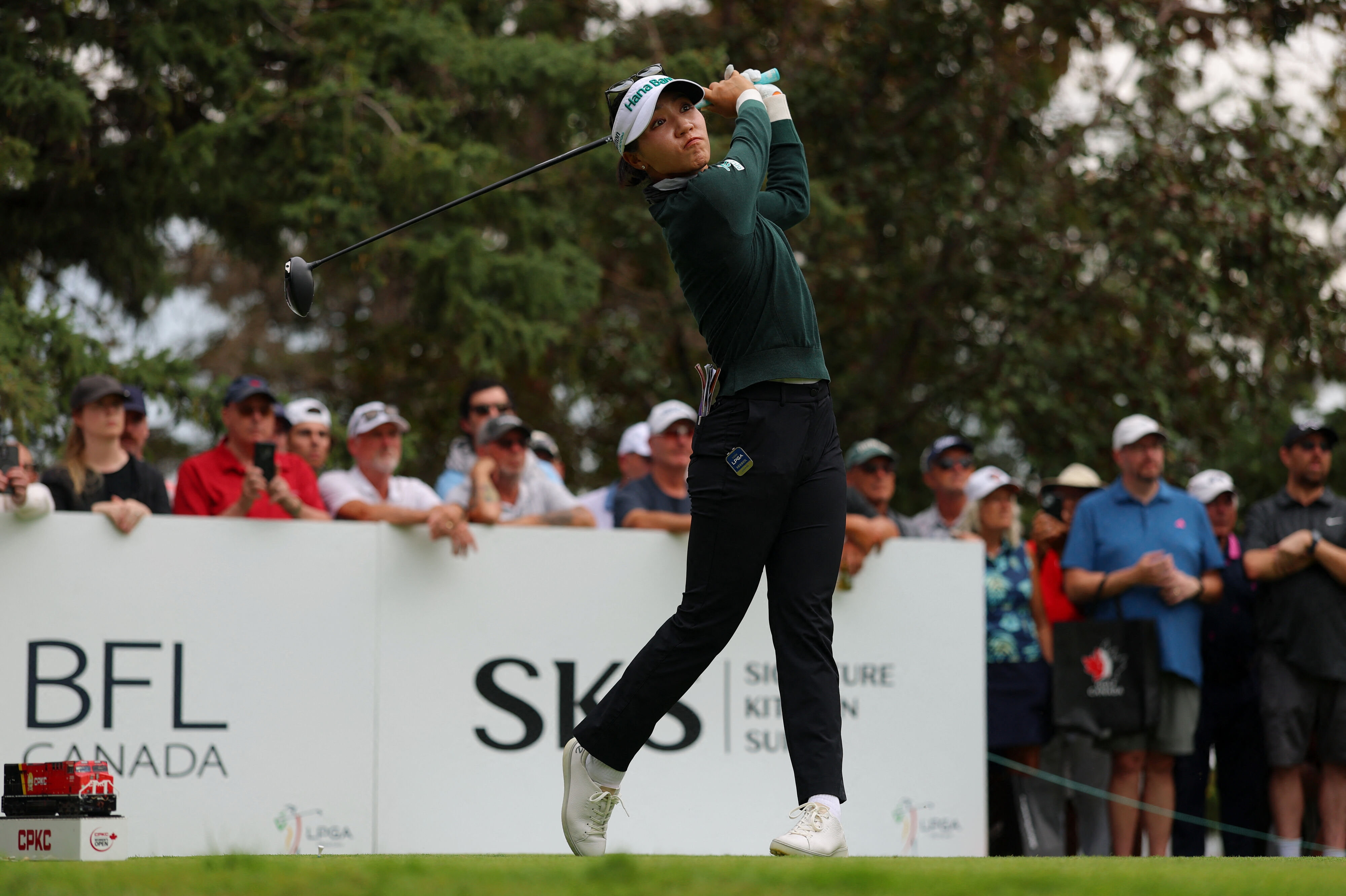 Lydia Ko er normalt fan af ærmeløse trøjer, men i denne uge er hun godt dækket til i Edmonton.