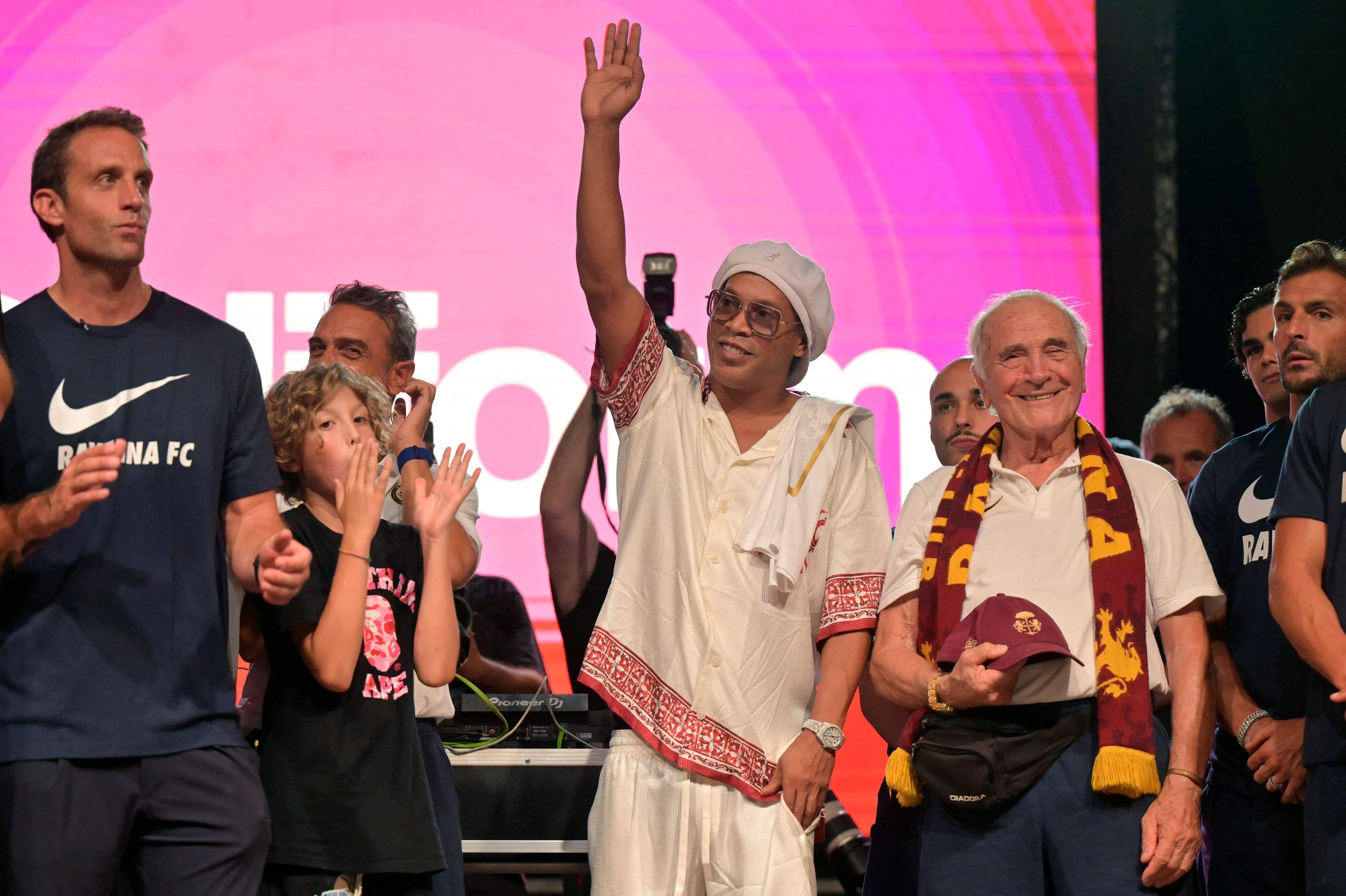 Ronaldinho blev torsdag præsenteret i Ravenna.