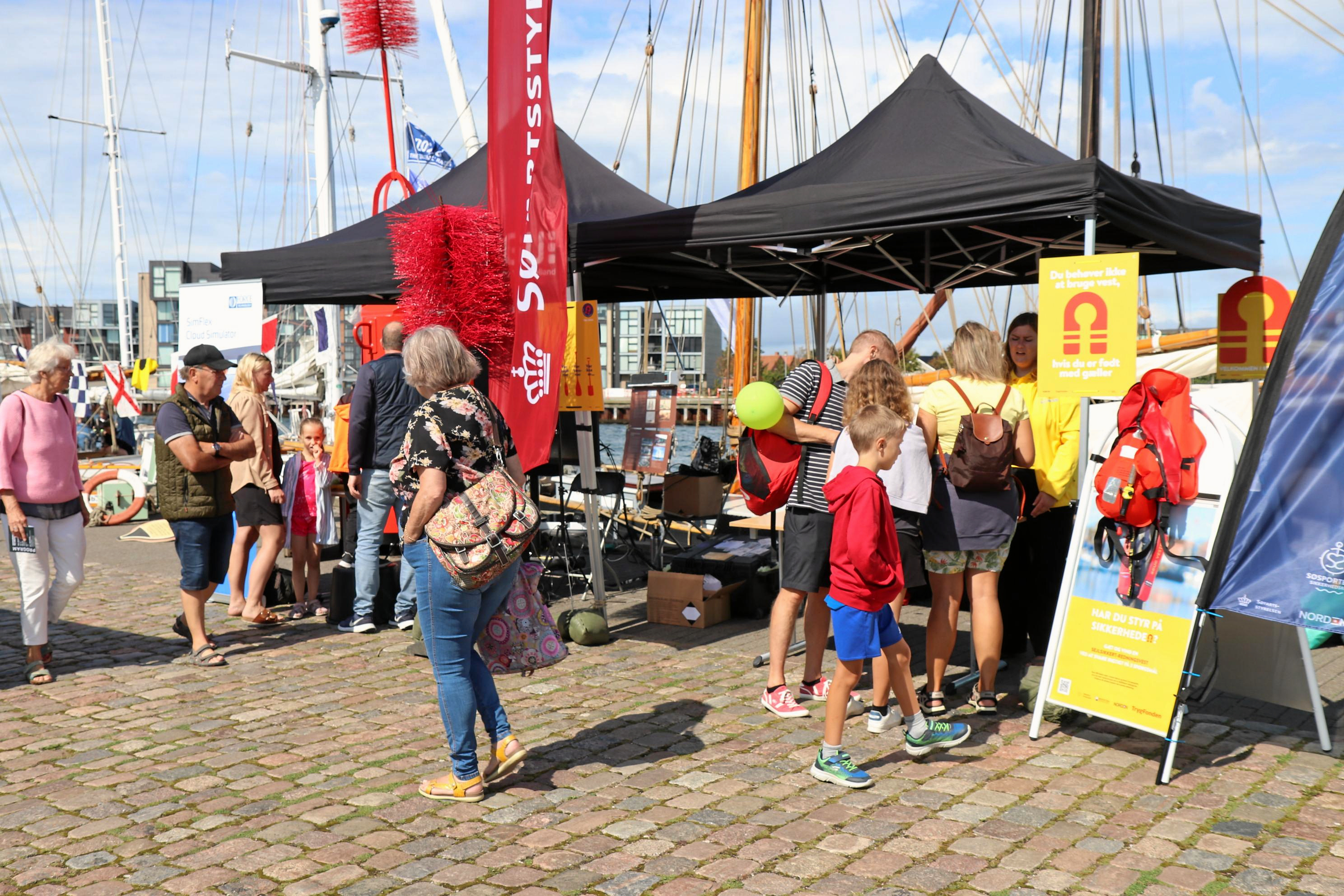 Ved Det Maritime Folkemøde kan lokale sejlere og andre interesserede få tjekket deres redningsveste af en instruktør.