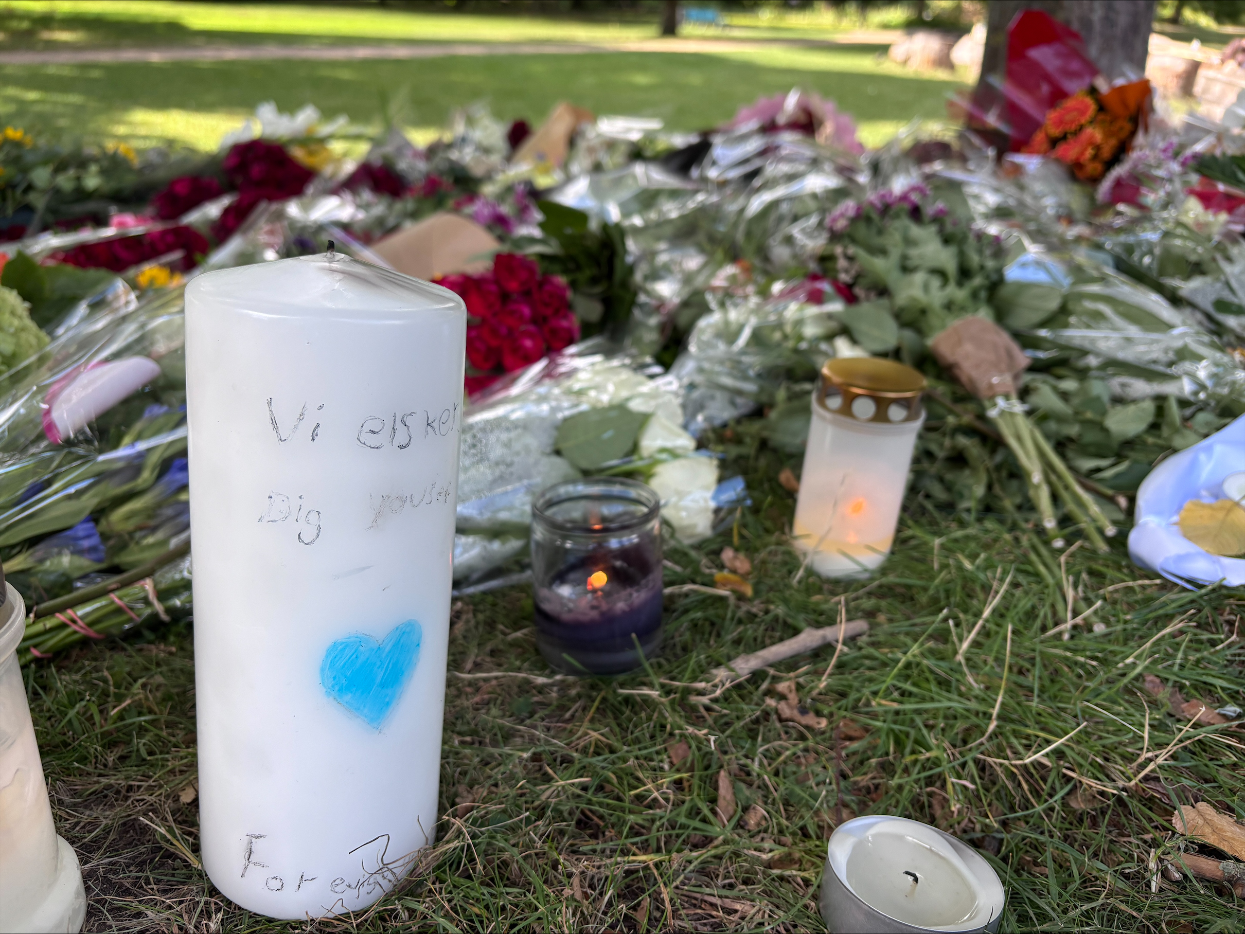 I Folkeparken vidner et blomsterhav om tragedien, der kostede 16-årige yousef livet.