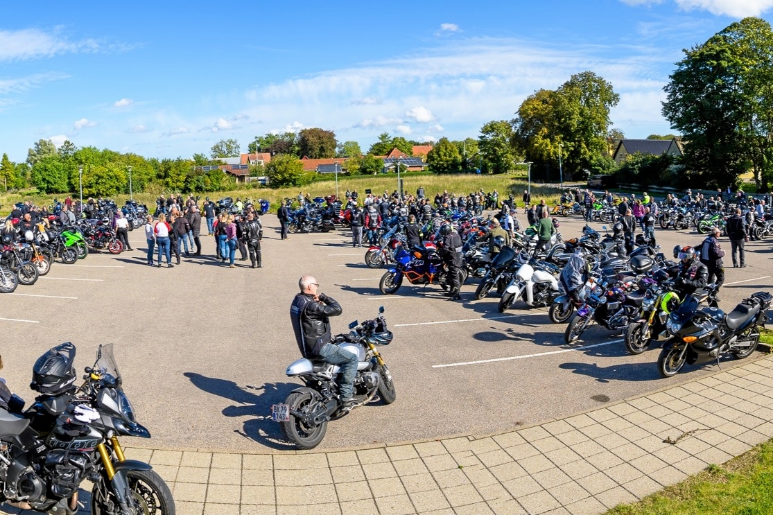 Lørdag den 12. september samler Ulla og Tobias Pedersen for femte år i træk motorcyklister til en fælles tur til fordel for Scleroseforeningen. - Presse Lørdag den 12. september samler Ulla og Tobias Pedersen for femte år i træk motorcyklister til en fælles tur til fordel for Scleroseforeningen.