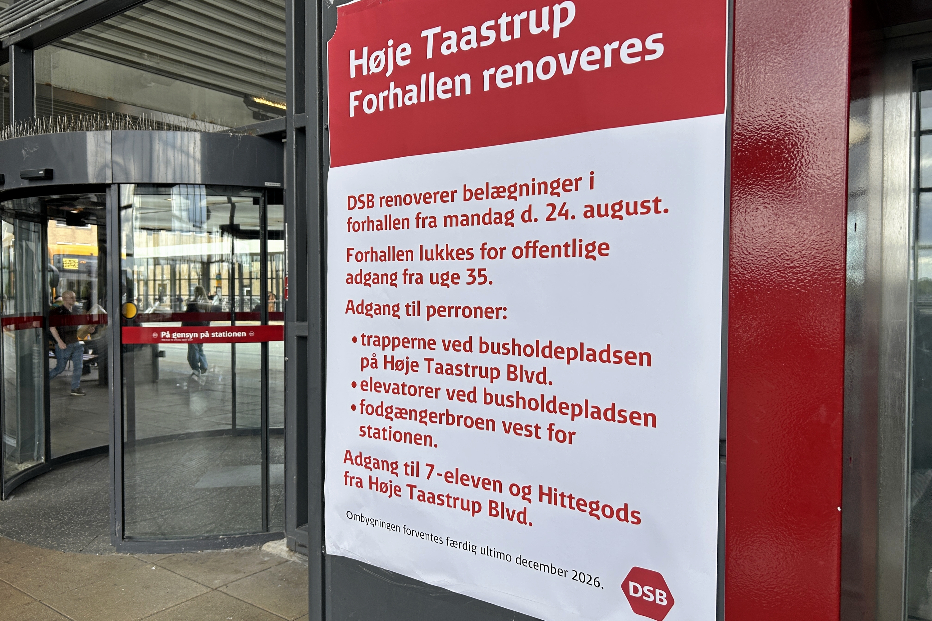 Det er denne plakat, der er hængt op på stationen. - Kasper Ellesøe Det er denne plakat, der er hængt op på stationen.