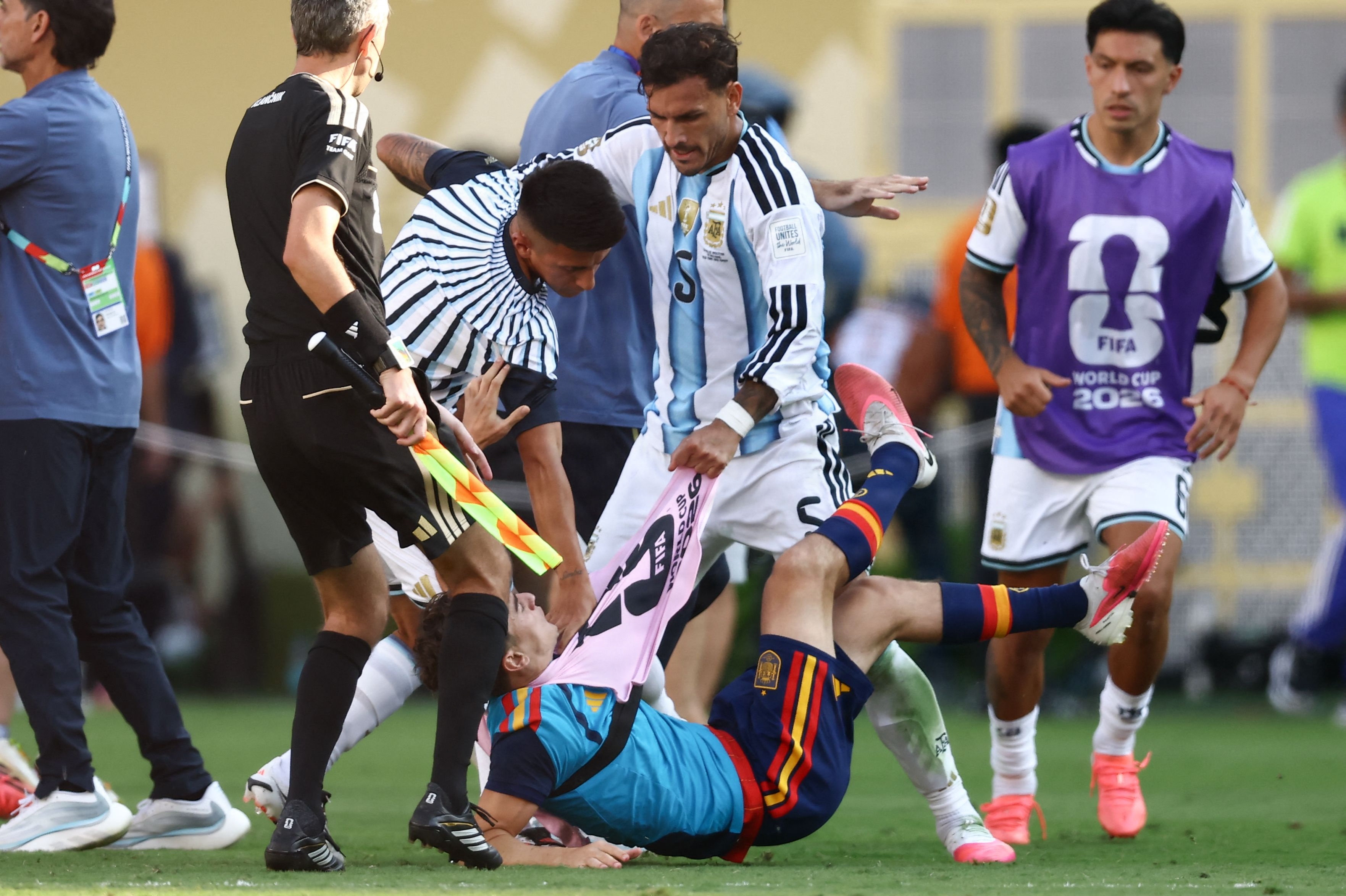 Leandro Paredes (nummer 5) ses her have fat i Gavi i minutterne efter, at Spanien havde slået Argentina med 1-0 i VM-finalen. (Arkivfoto).