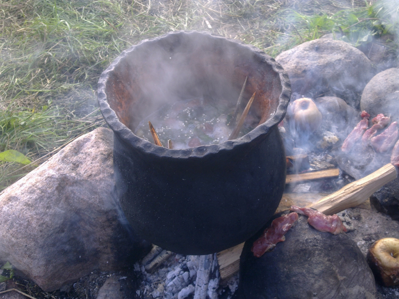 Smag på Fortiden fx med fiskesuppe fra jægerstenalderen. Er vejret til det laver vi mad på bål.