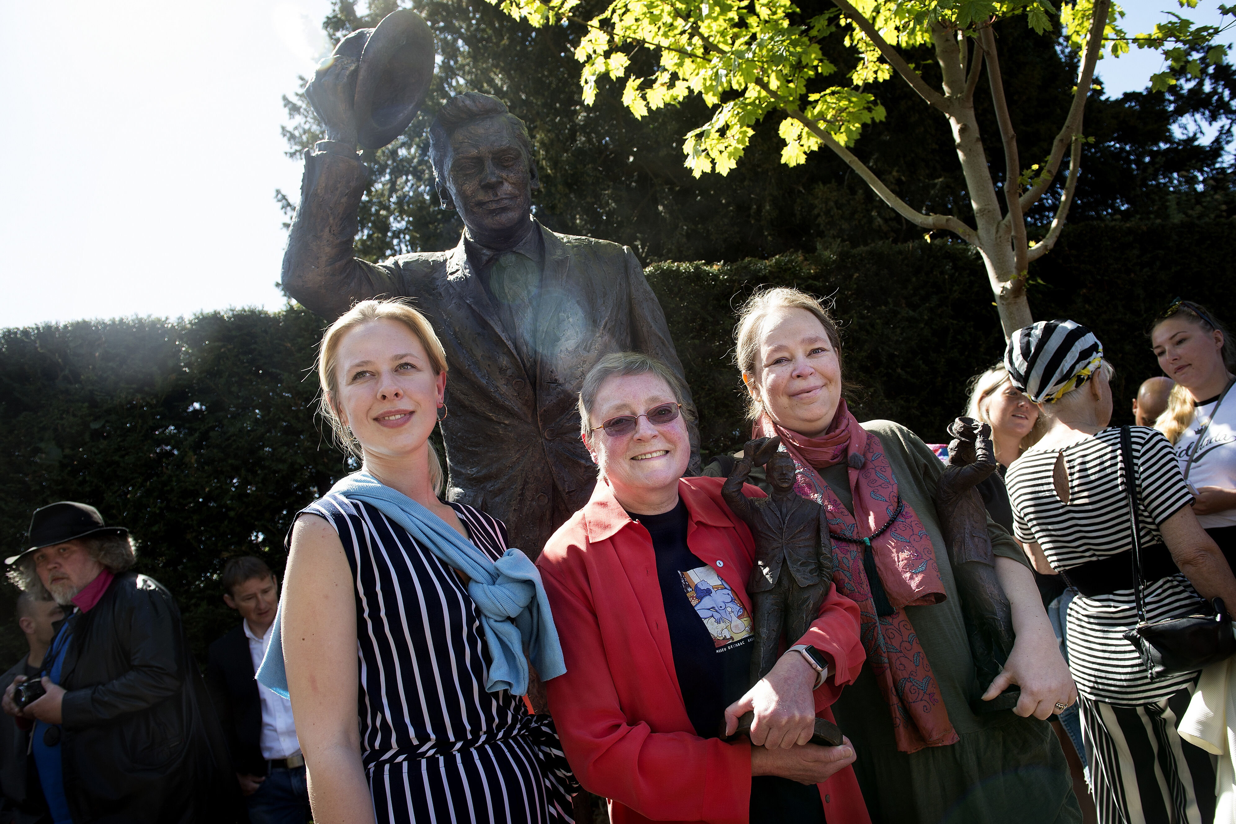 I selskab med sin mor Josefine Passer og moster Dorte Passer, var skuespiller Mathilde Passer i 2018 med til at afsløre statuen af sin morfar, Dirch Passer. (Arkivfoto)