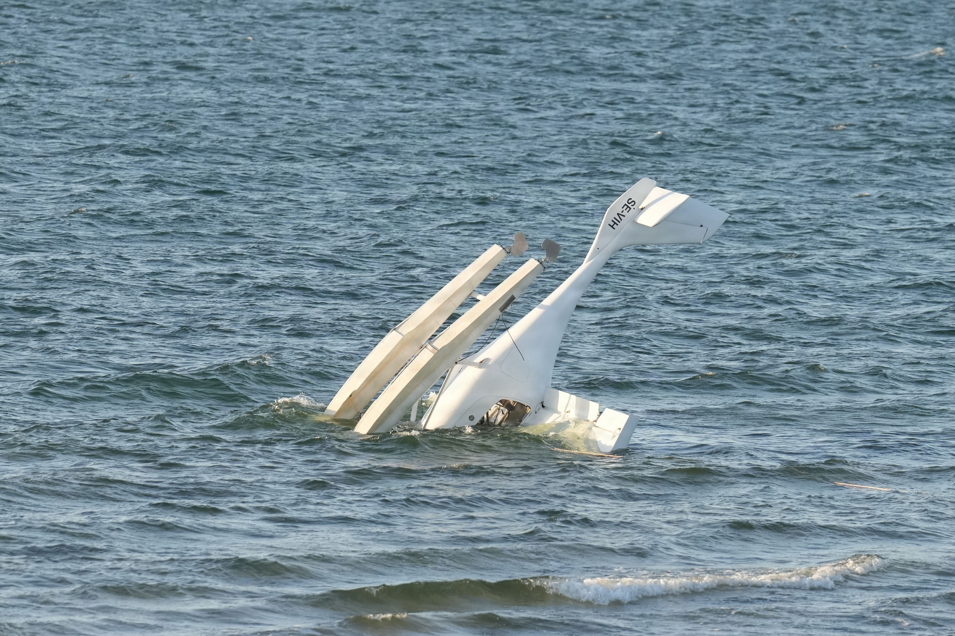 Fredag aften var en svensk pilot med en norsk passager ude for et uheld med et vandfly, som endte på hovedet. Det skete ved Storedal Strand ved Læsø.