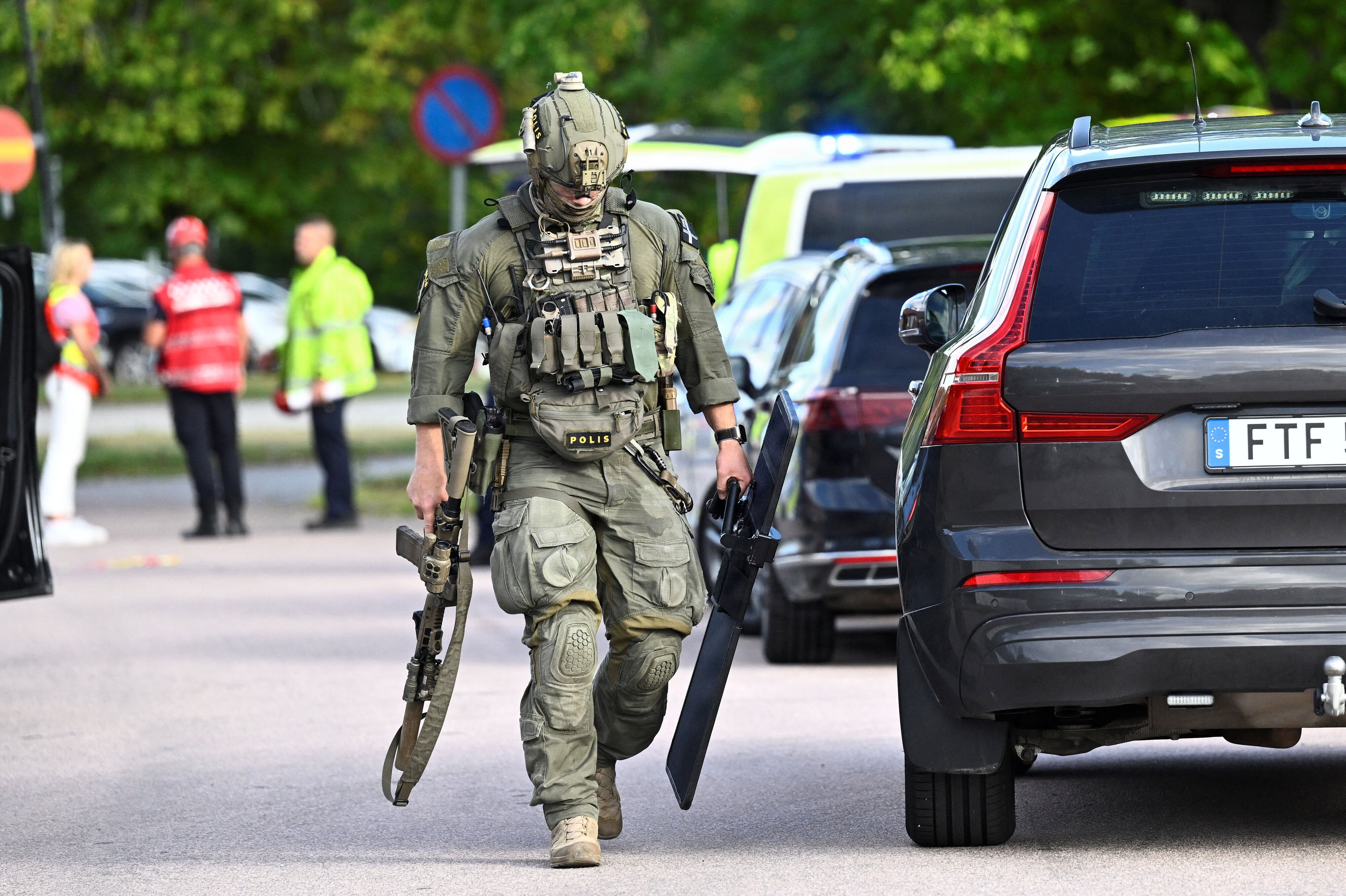 Tungt bevæbnede betjente går uden for Brinellskolan i Sverige i Fagersta, som ligger cirka 150 kilometer nordvest for Stockholm.