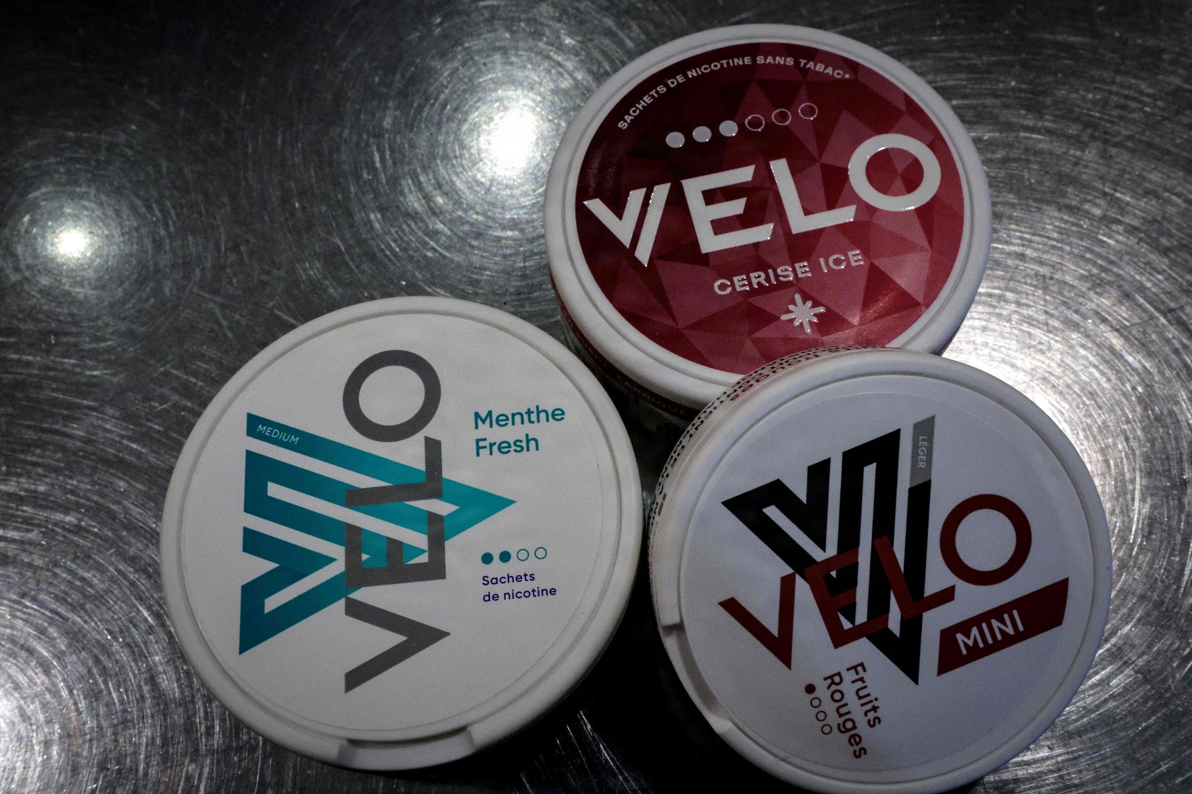 I juli blev en illegal nikotinposefabrik i Litauen afsløret. Her fandt myndighederne blandt andet 330.000 bøtter med kopinikotinposer, som blandt andet var markeret med logoet fra nikotinposemærket Velo. (Arkivfoto).