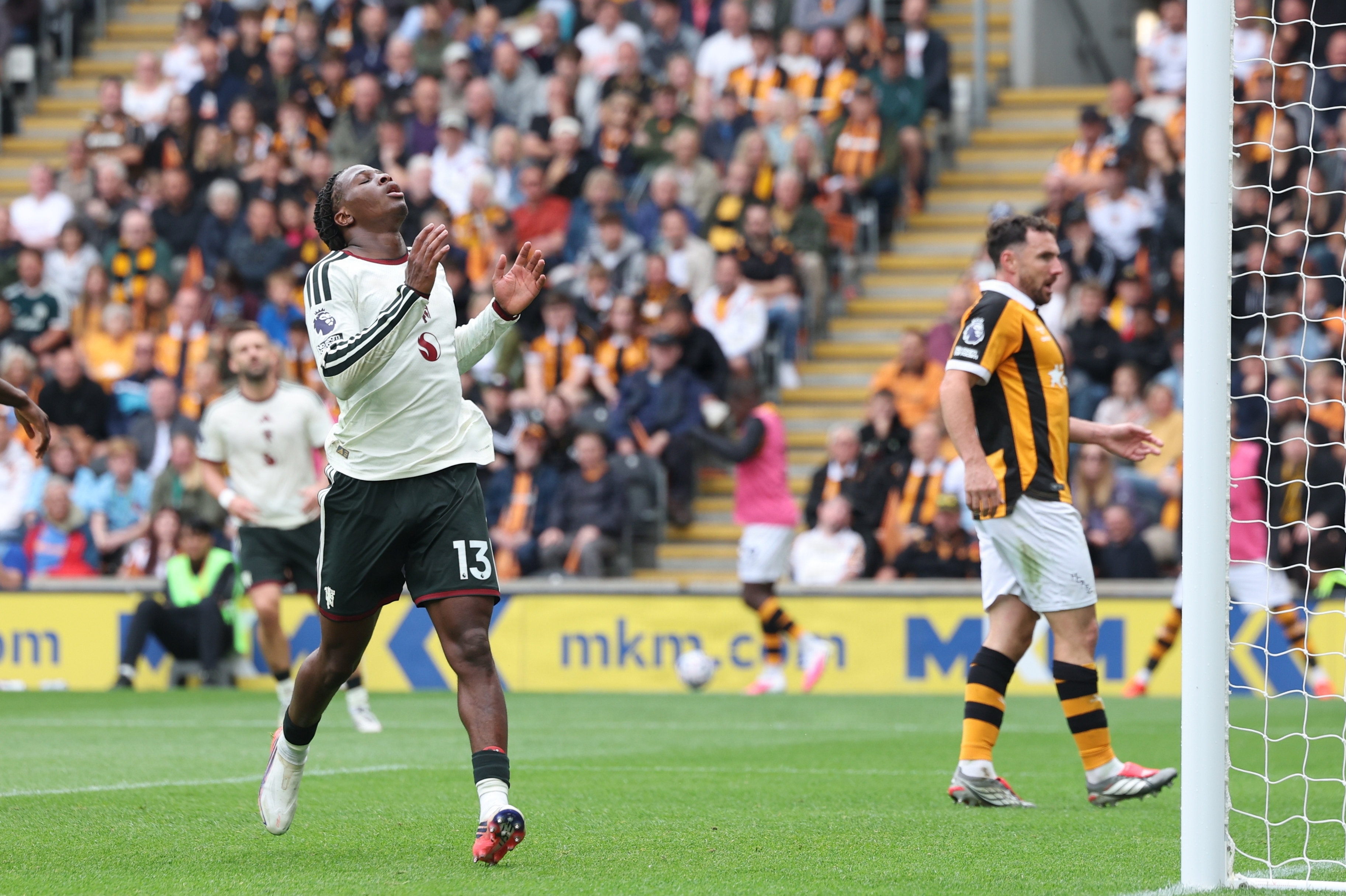 Patrick Dorgu fik kun de første 45 minutter, da Manchester United åbnede Premier League-sæsonen med en sløj indsats og nederlag i Hull.