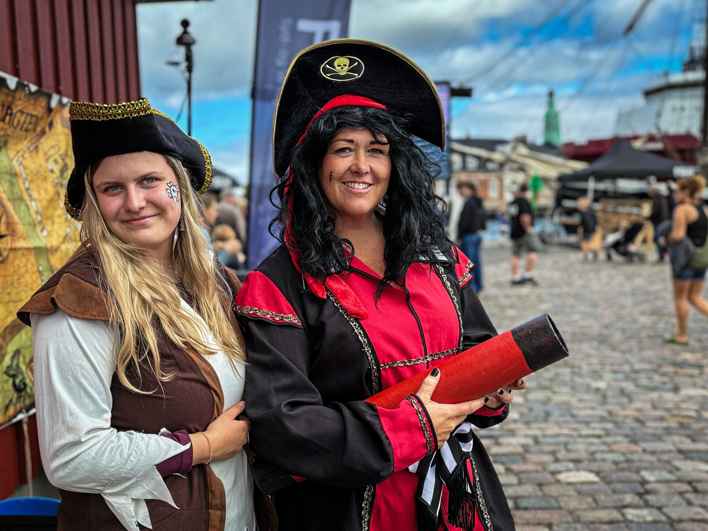 Sophia Beck Olsen og Louise Frederiksen var trukket i pirattøjet i anledning af Det Maritime Folkemøde 2026.